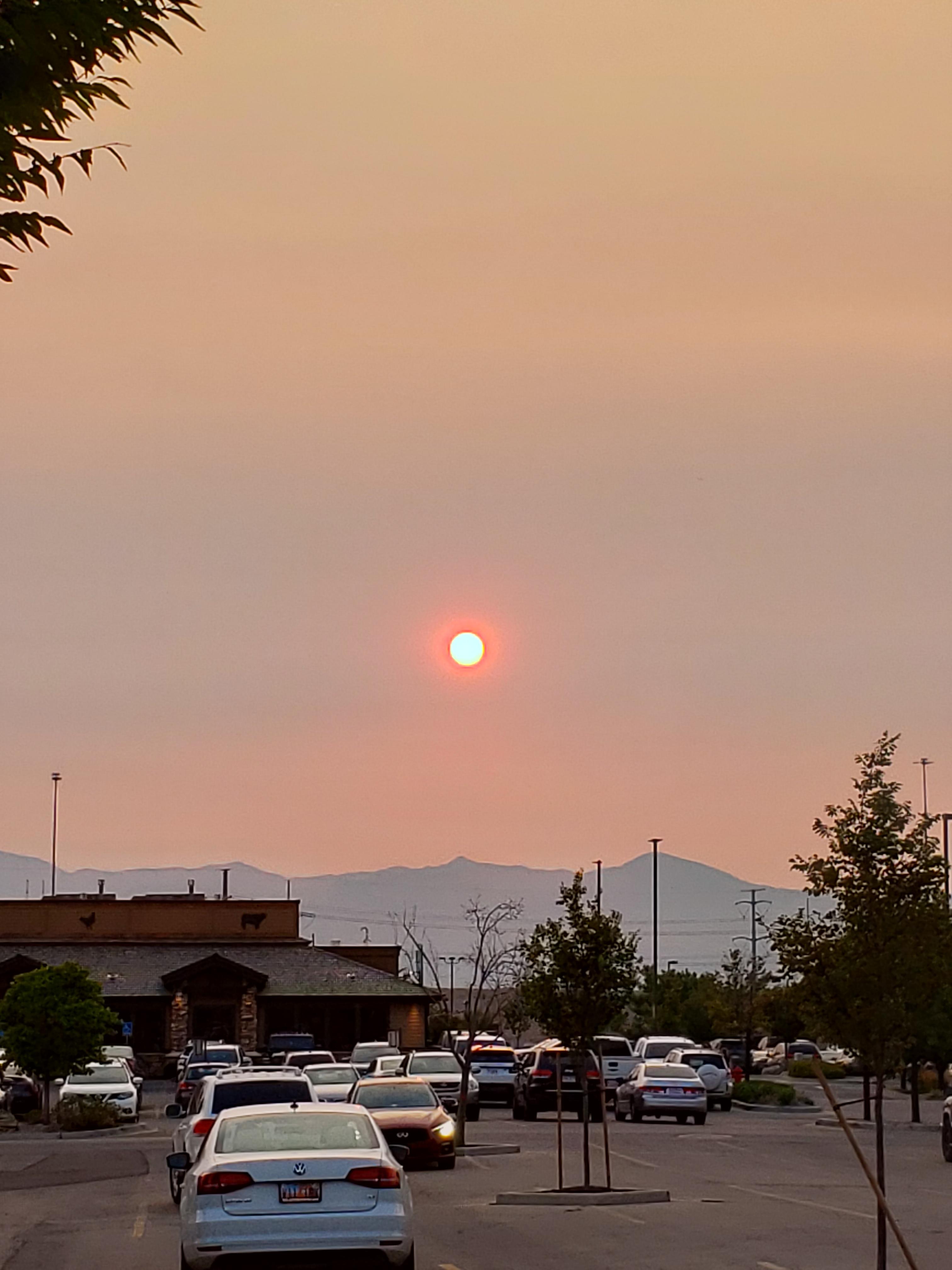Air pollution made the sun completely red r/Utah