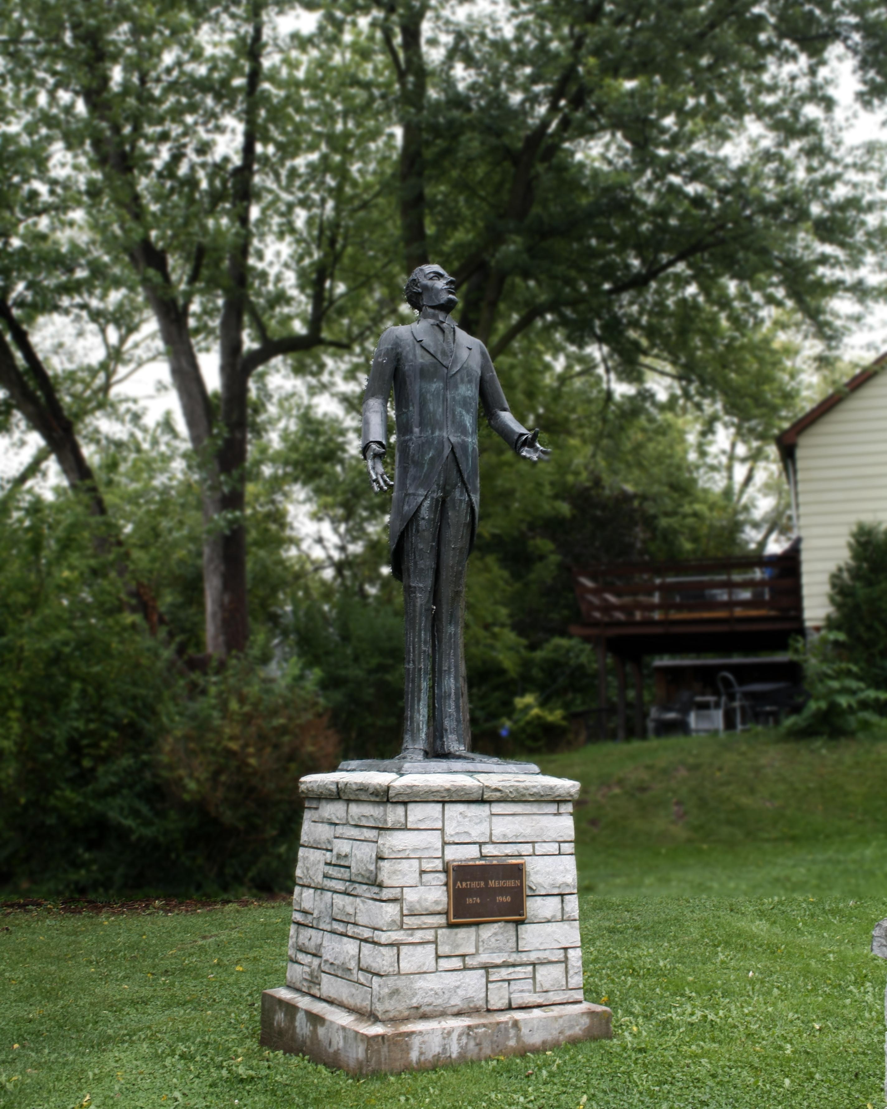 I found a real life maxwell statue! r/dontstarve