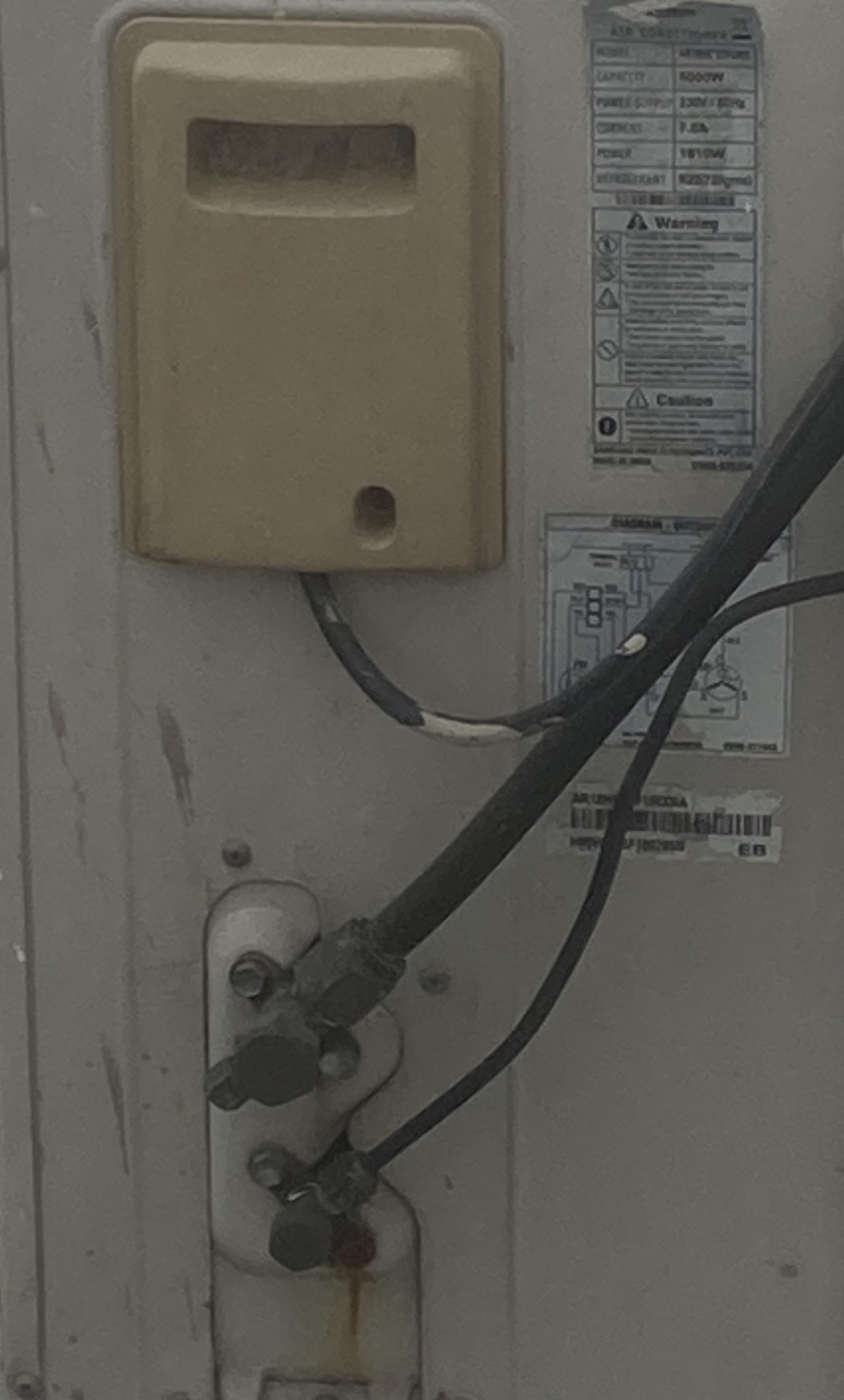 Should the copper pipes be touching? r/hvacadvice