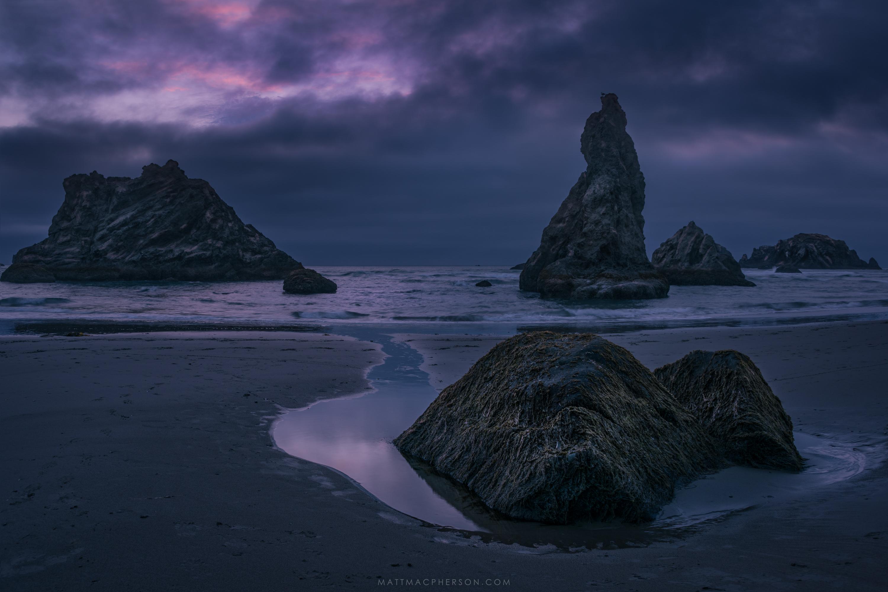 Gloomy evening a beach in Bandon Oregon [OC][3000x2000] r/EarthPorn