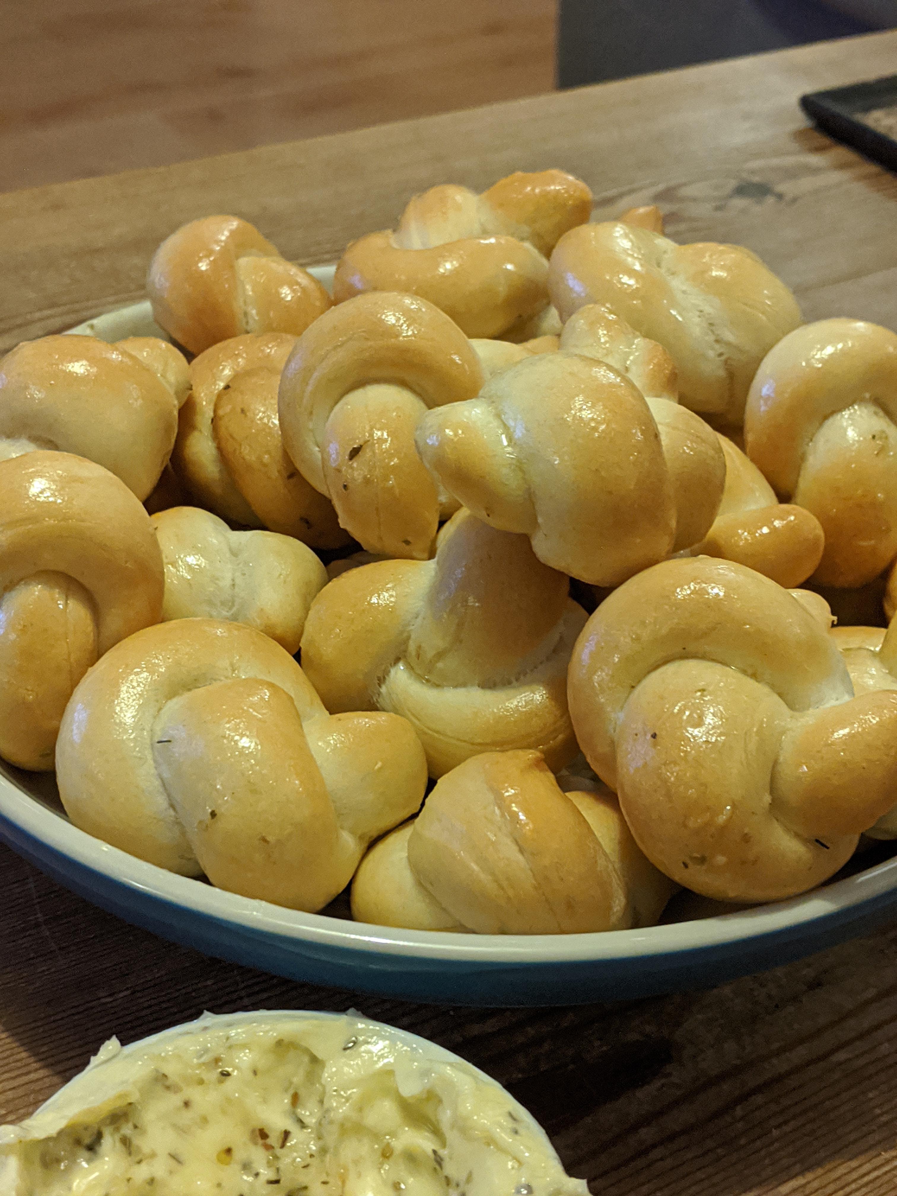 Made some garlic dough knots for the first time r/Breadit