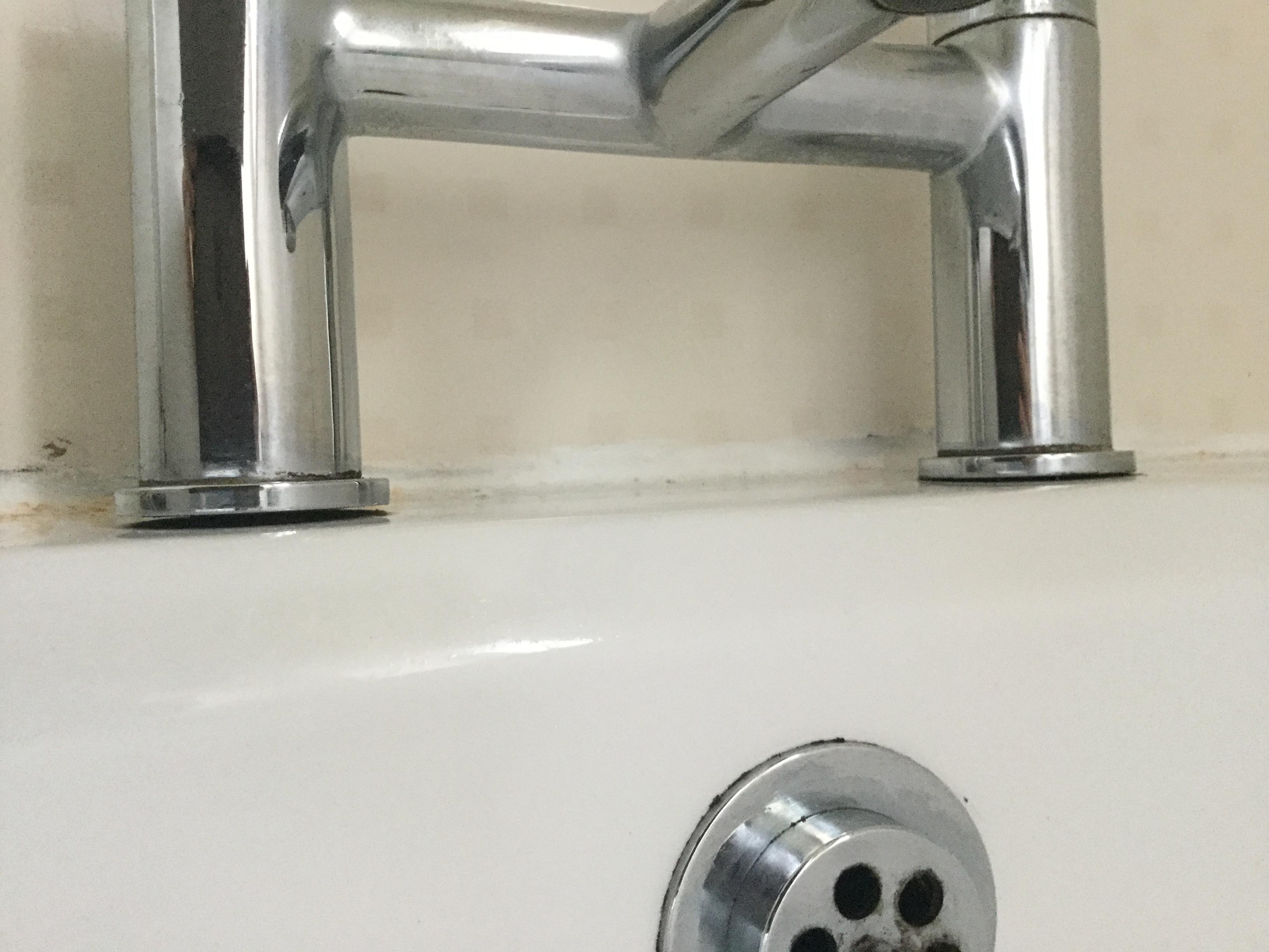 Water from shower leaking through base of bath taps r/Plumbing