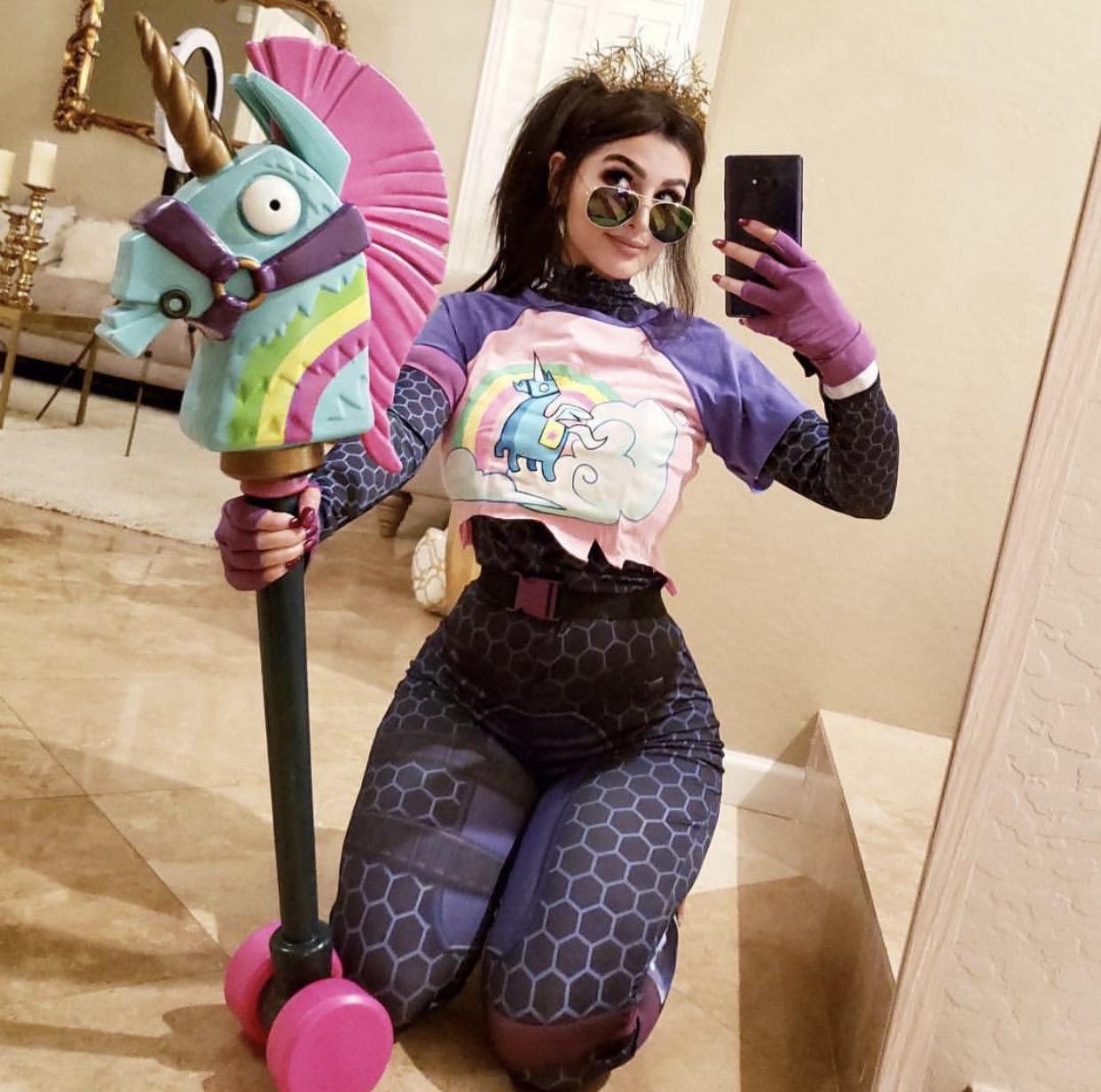 Sssniperwolf cosplays