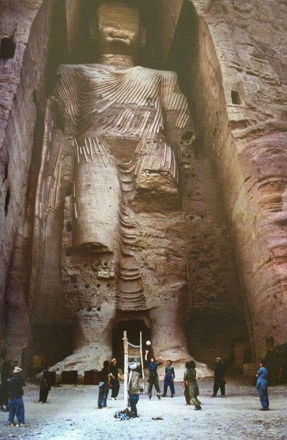 Buddha of Bamiyan, Afghanistan (1992) r/Buddhism