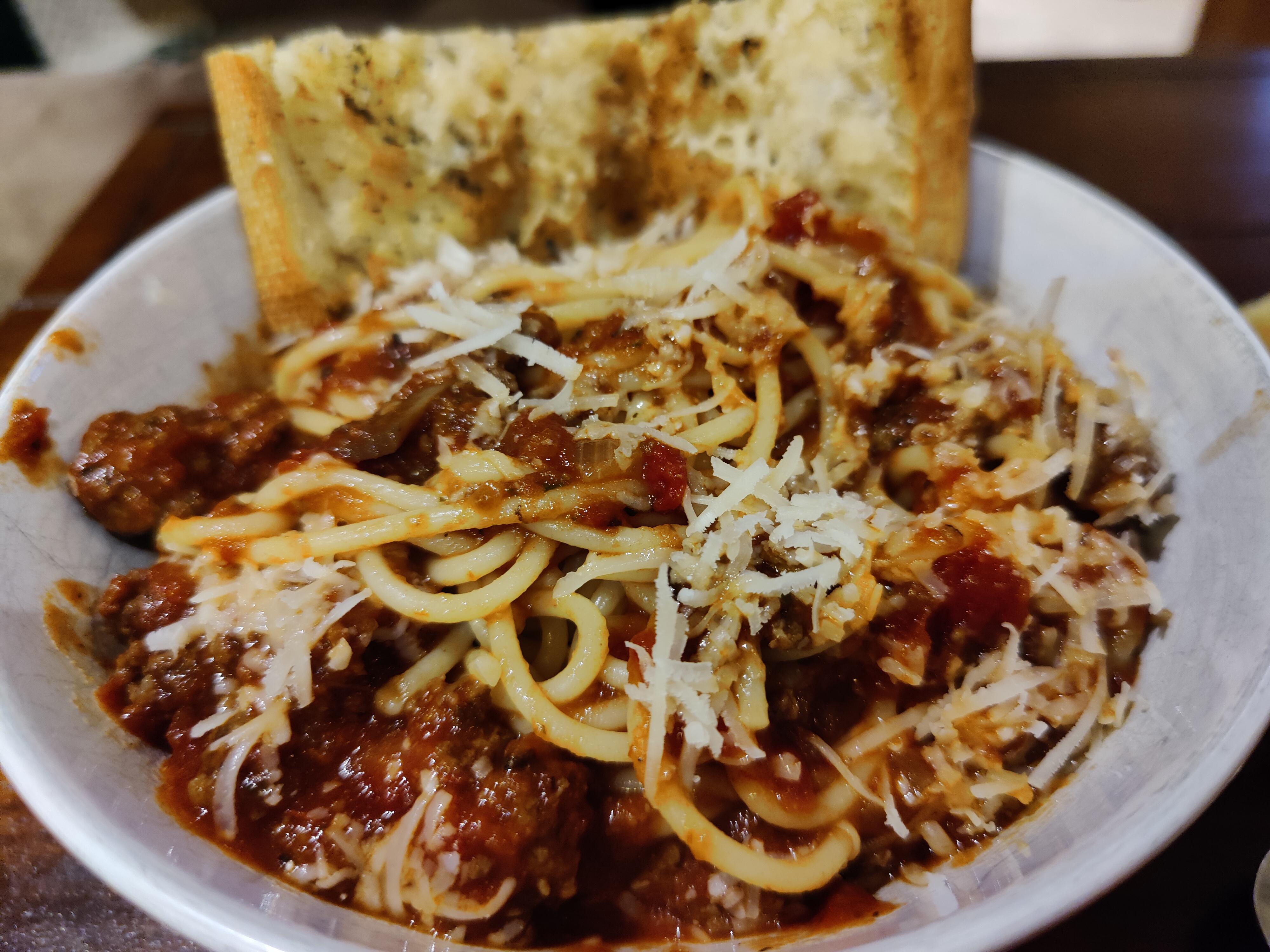 [Homemade] Spaghetti with Meat Sauce, Garlic Bread r/food