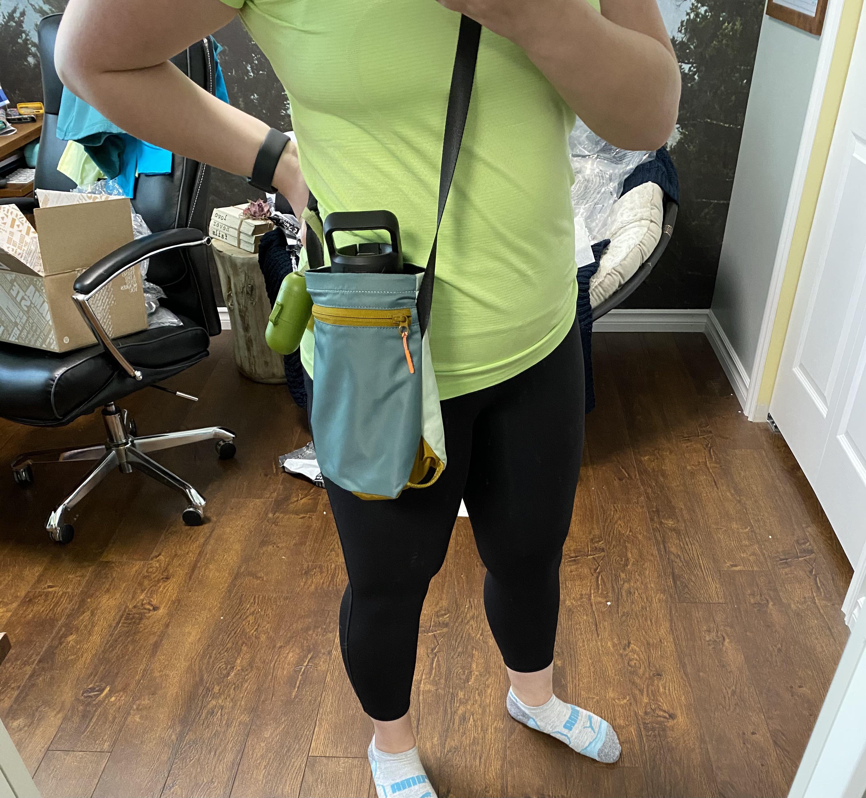 Confirmed the water bottle crossbody fits my 1L yeti bottle! r