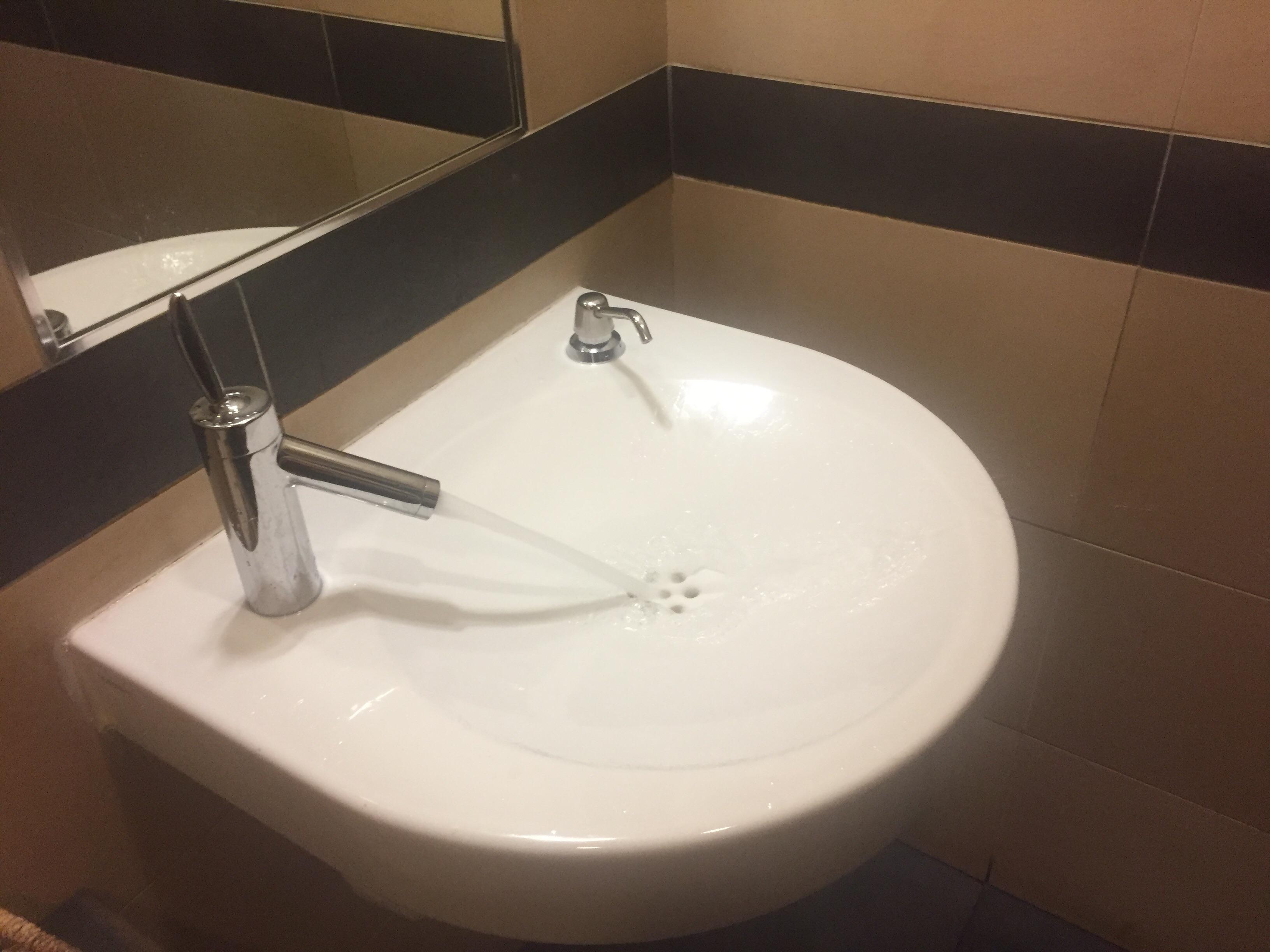 Shallow sink + angled faucet = wet wall r/CrappyDesign