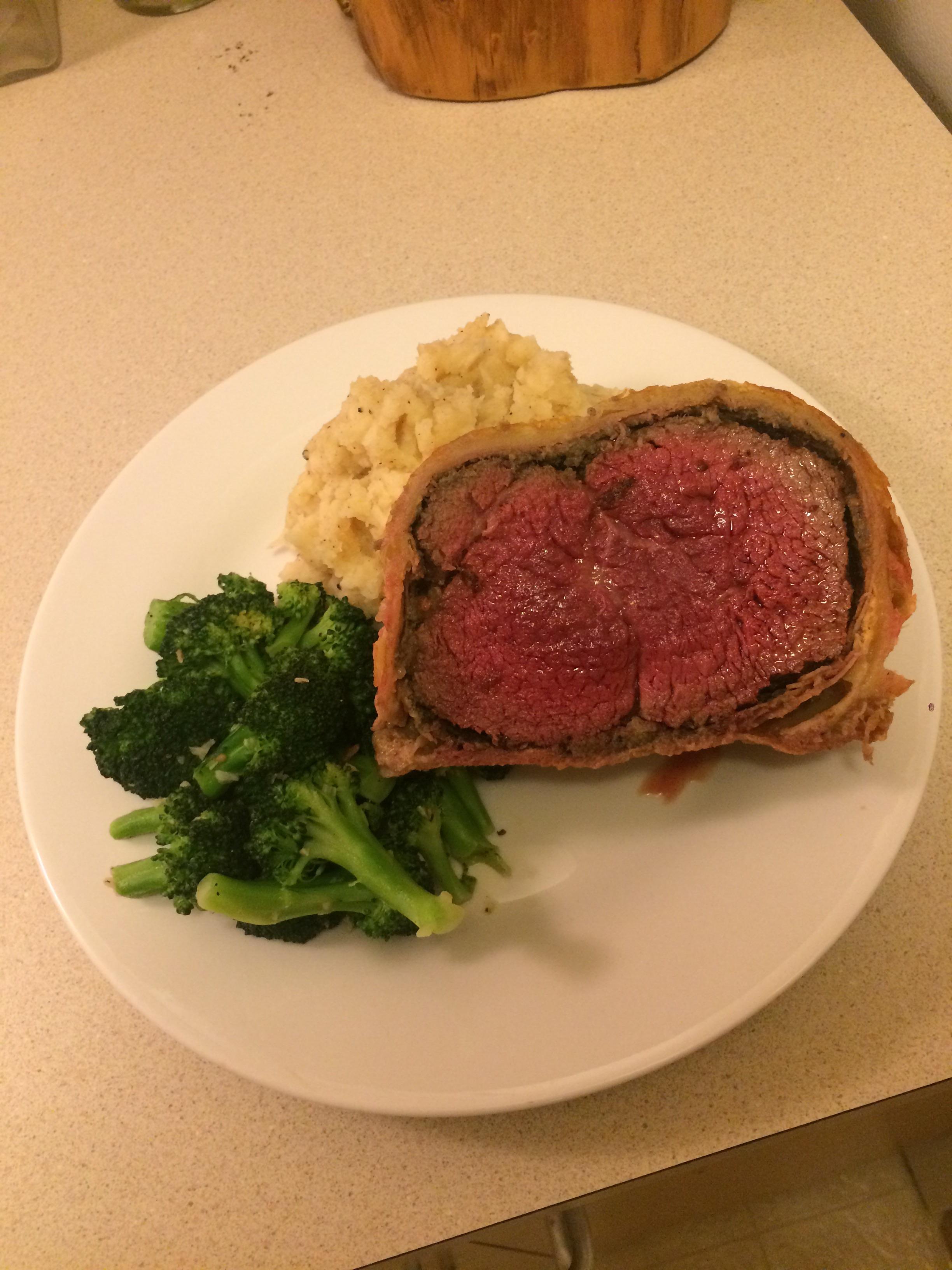 [Homemade] Gordon Ramsay's Beef Wellington r/PrettyFood