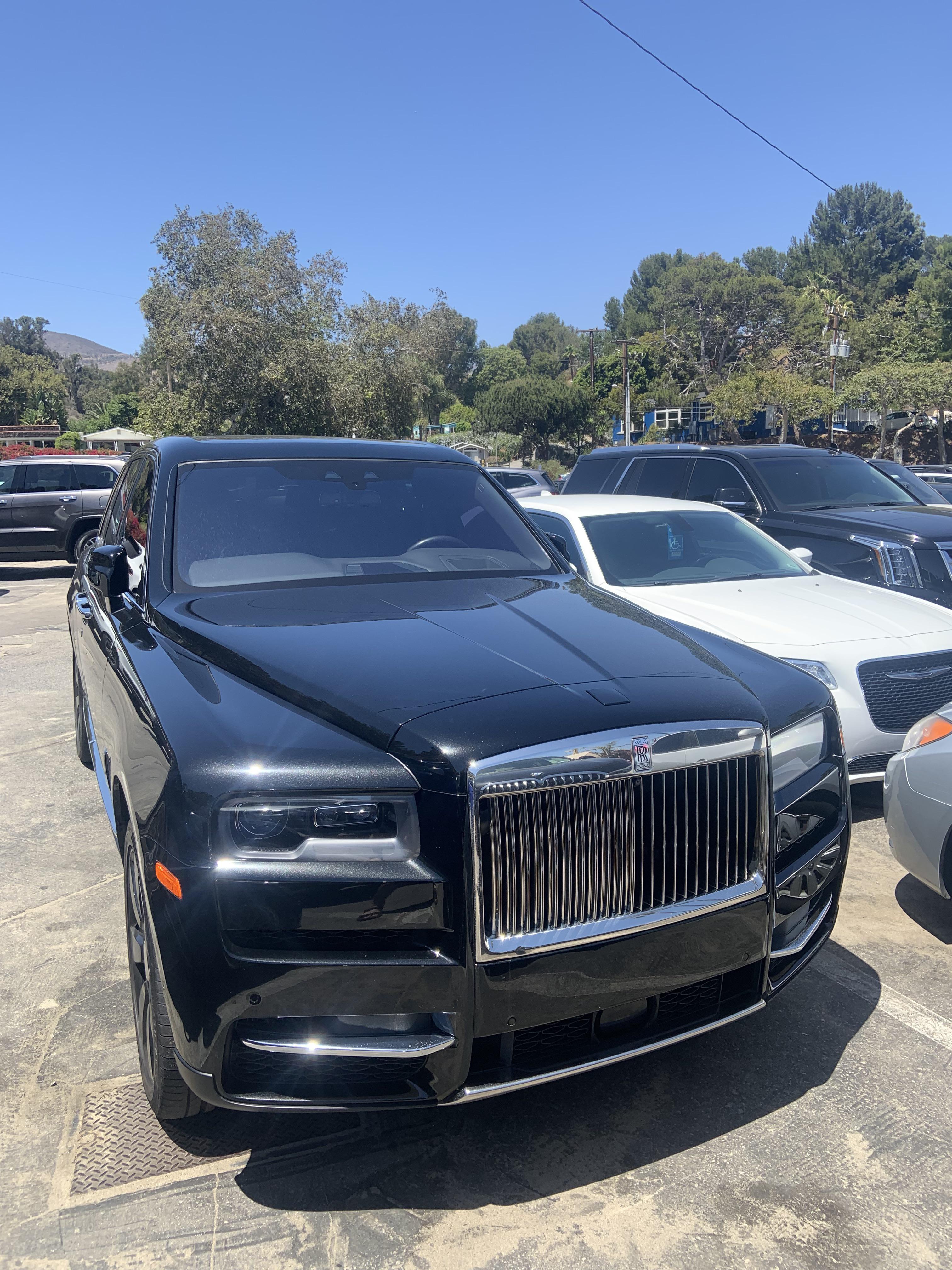 Just 1/2Million dollars chilling in a parking lot…Rolls Royce Cullinan r/carporn