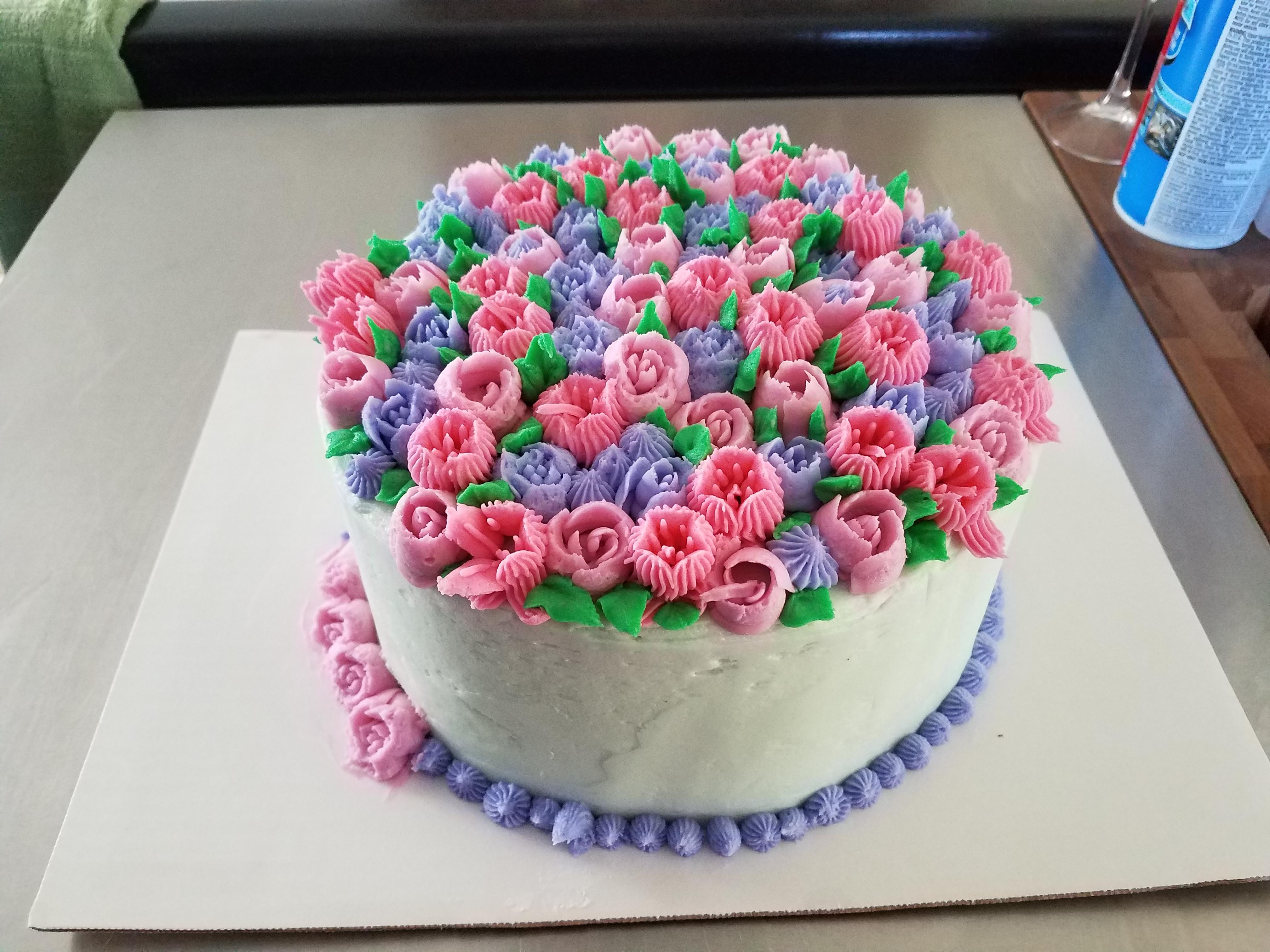 First time using russian piping tips. 💐 Chocolate cake with oreo