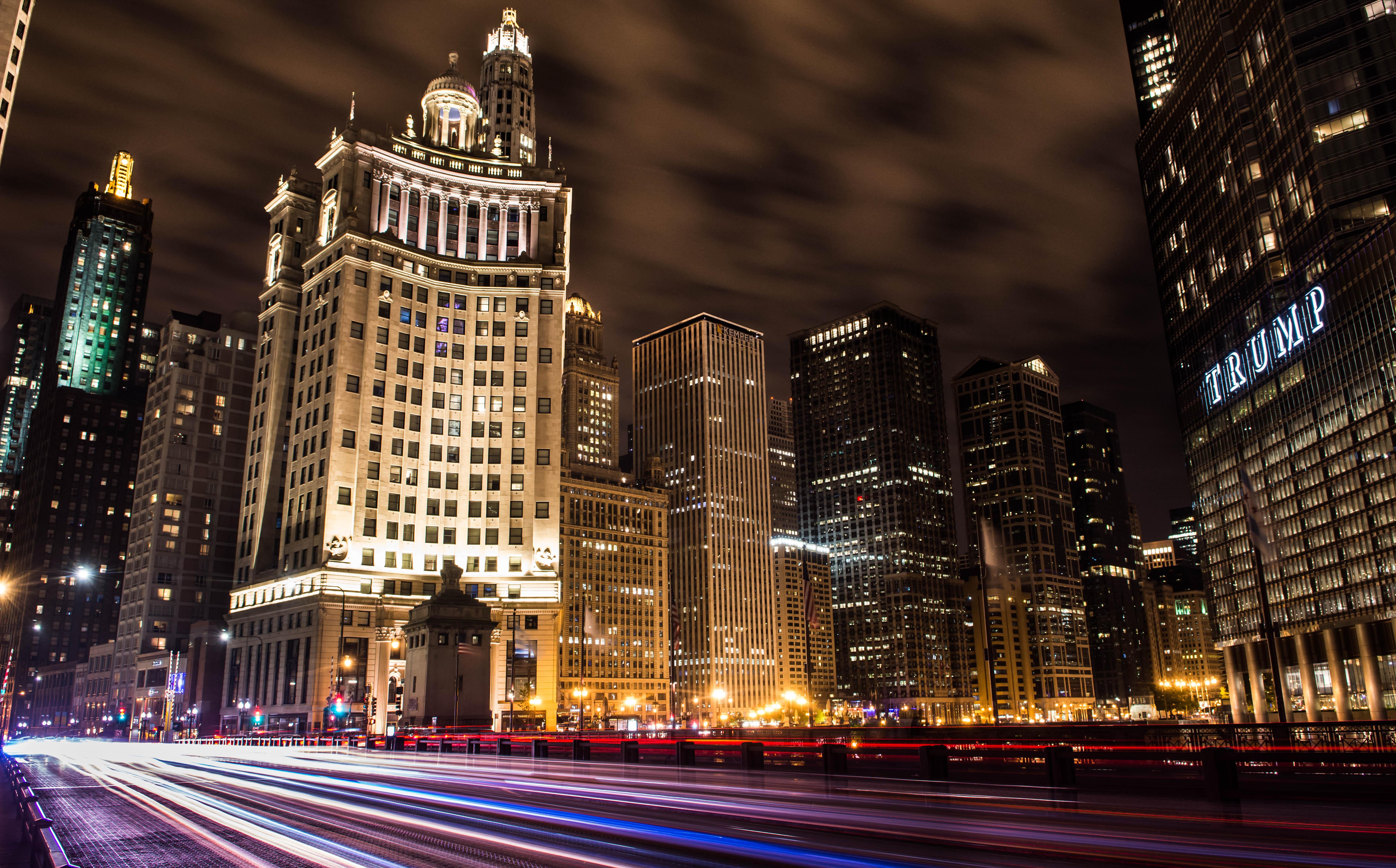 Neon Lights, The Windy City [OC][6000x3731] r/ExposurePorn