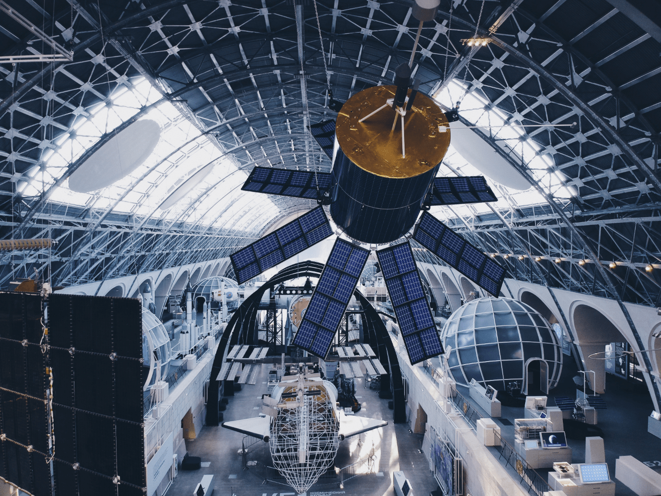 "Cosmos" pavilion Moscow, Russia [1333x1000] r/europe