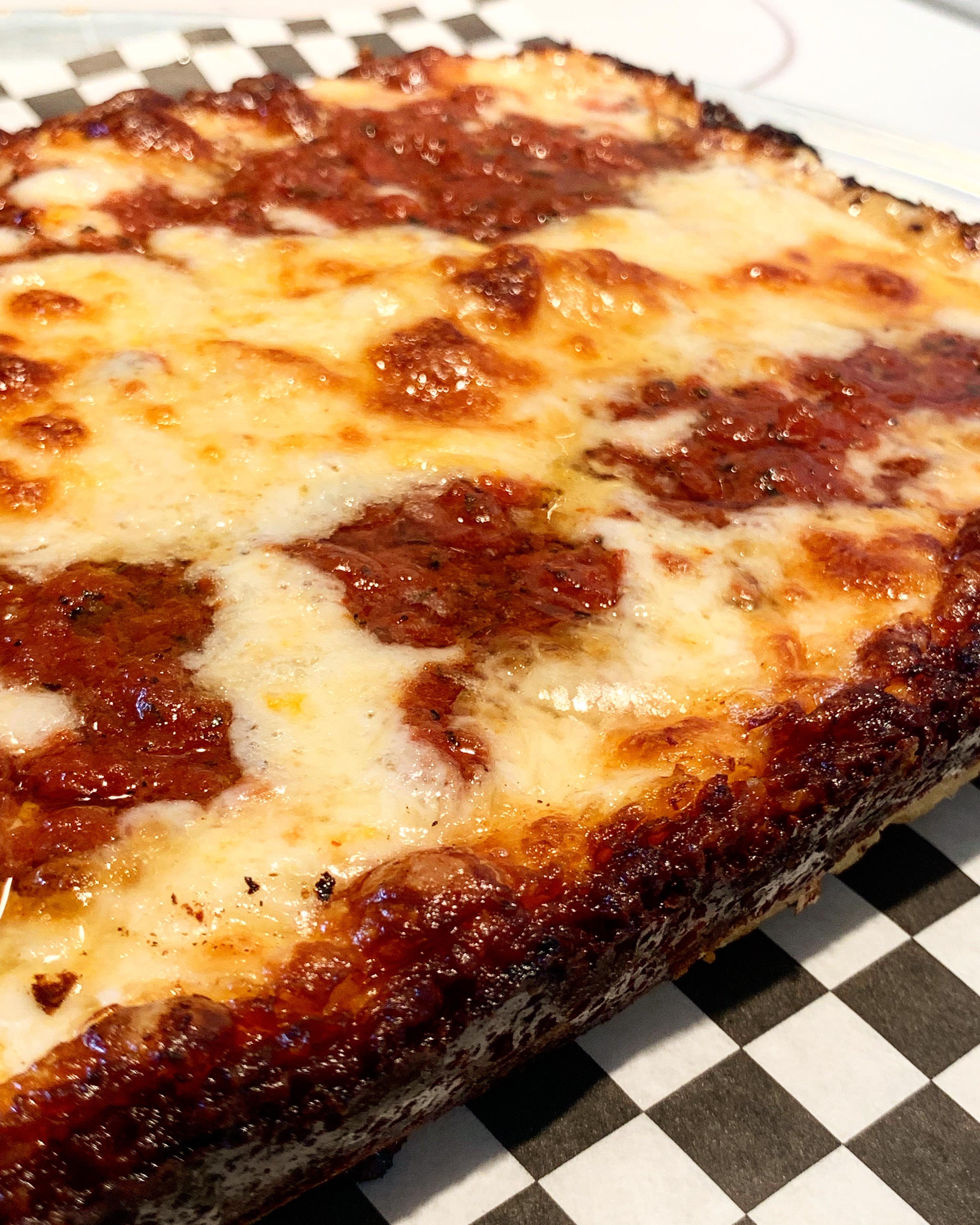 Just a cheese Detroit deep dish at home r/Pizza