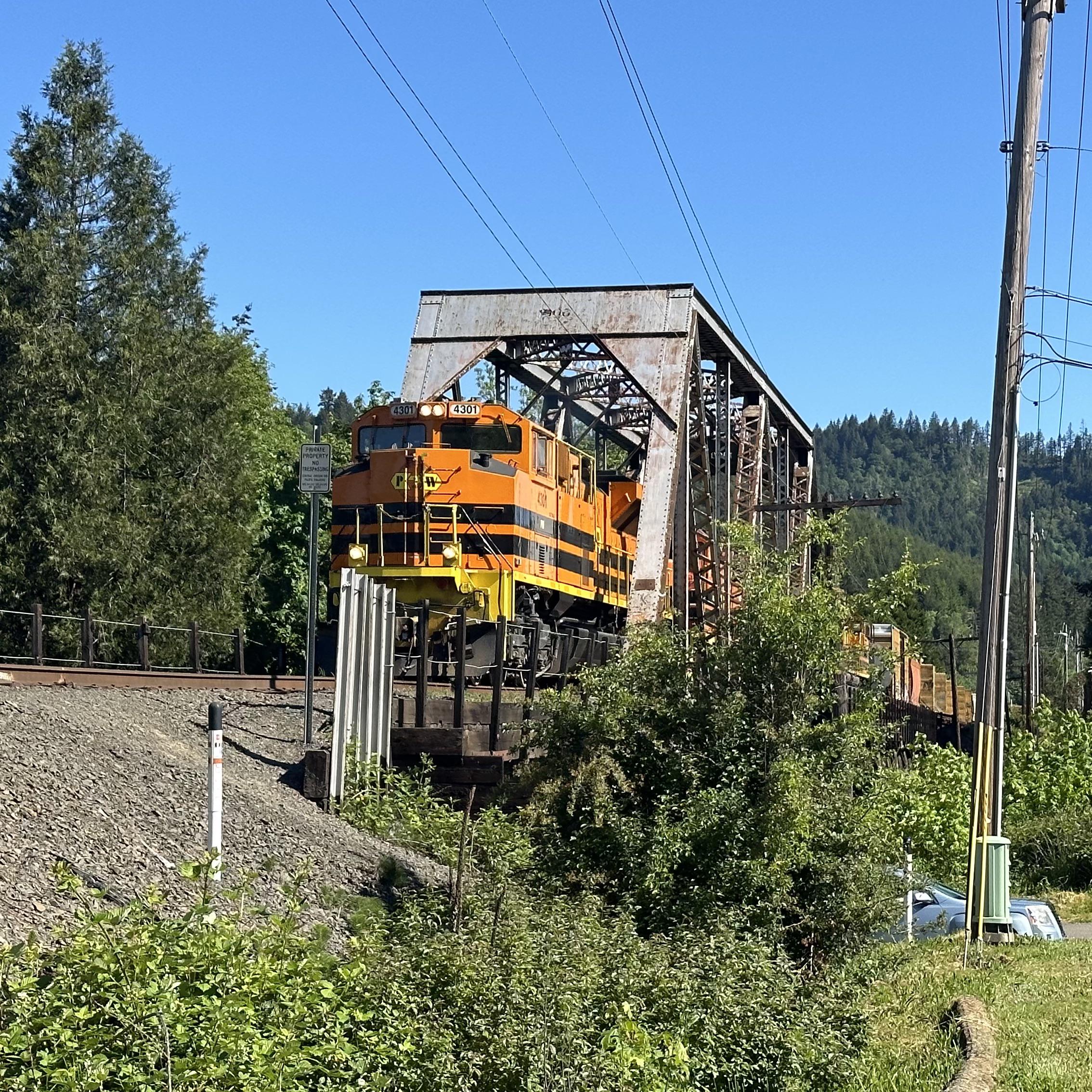 Train crossing historic 1906 rail bridge in Drain, Oregon r/bridgeporn