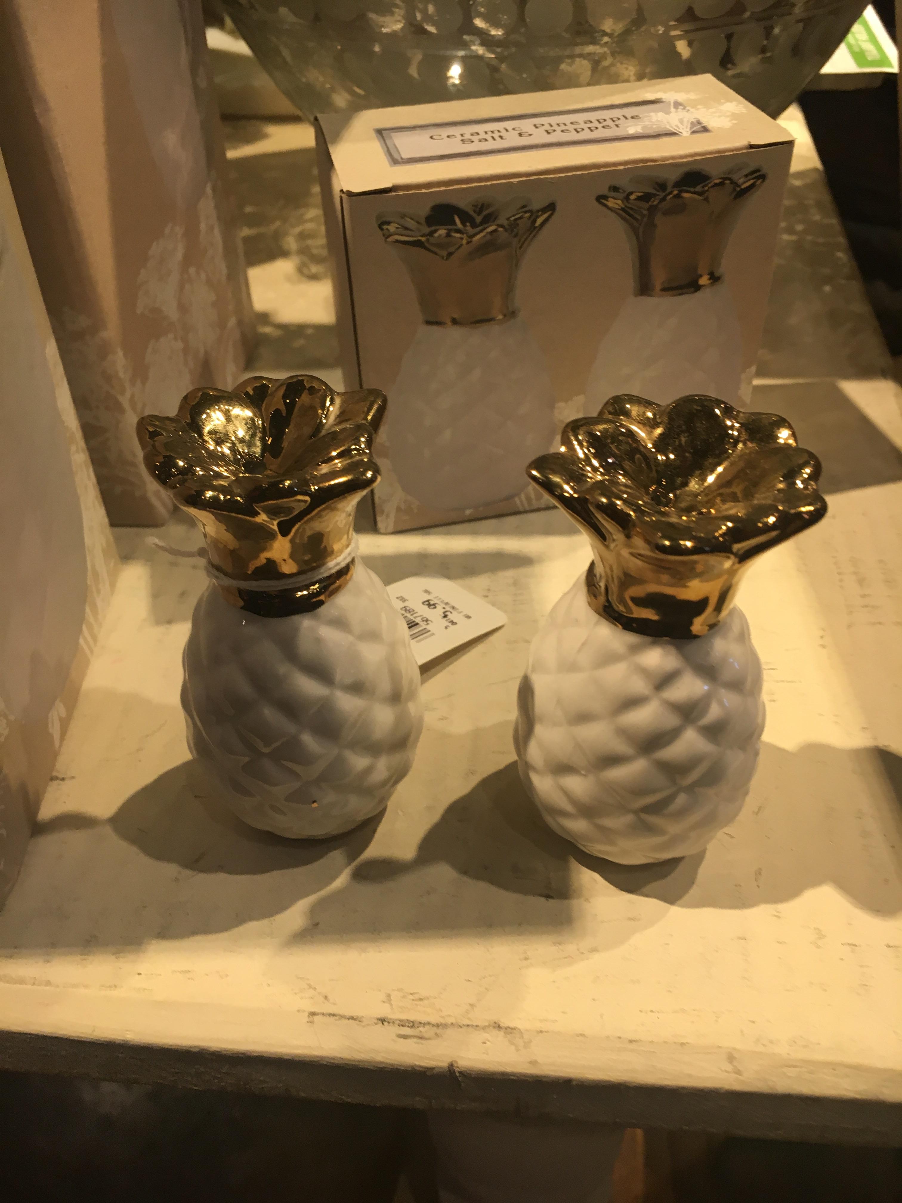 Salt and pepper shakers spotted at Cracker Barrel r/KnightsOfPineapple