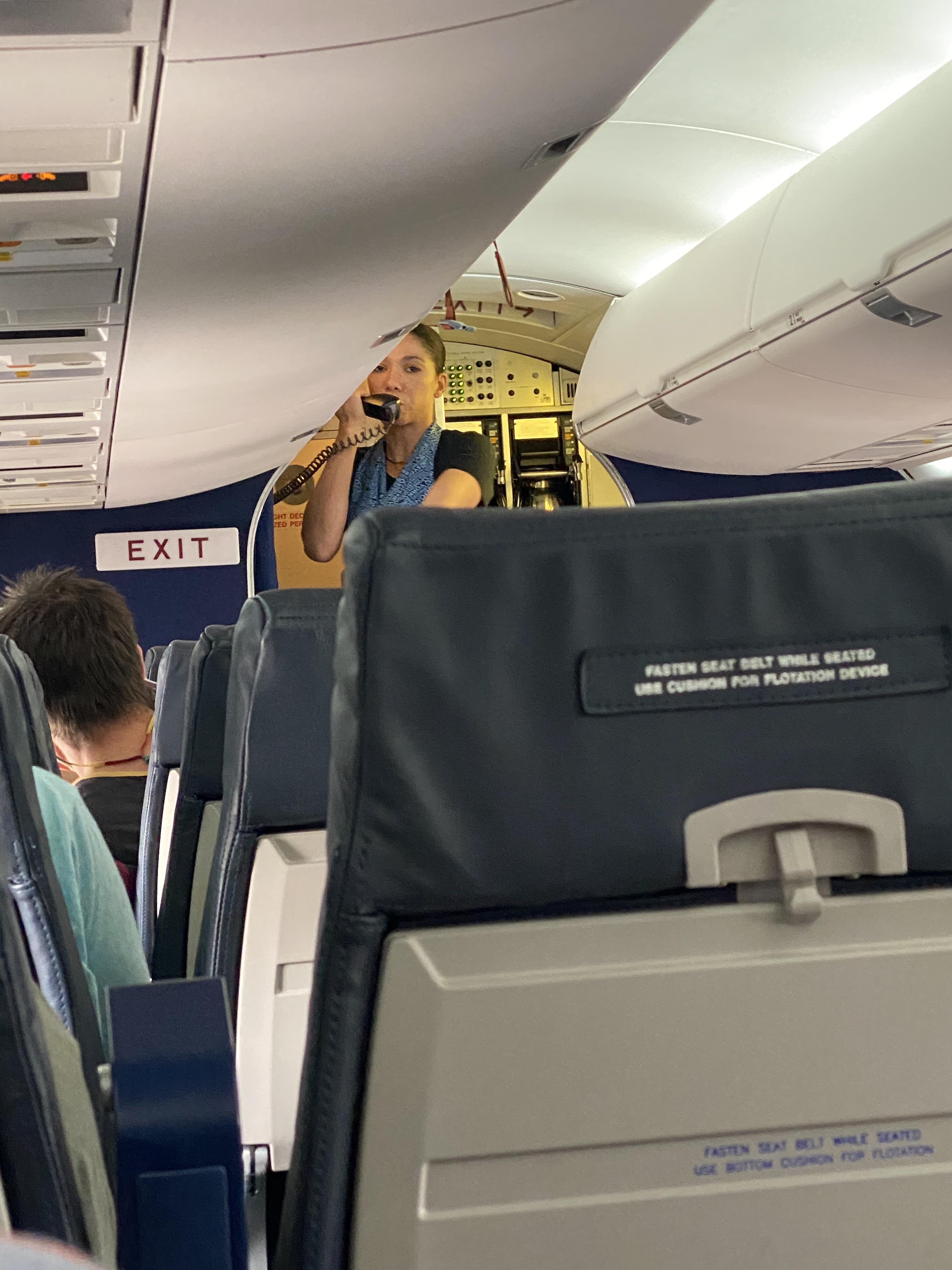 United Airlines doing a great job following their own mask requirement