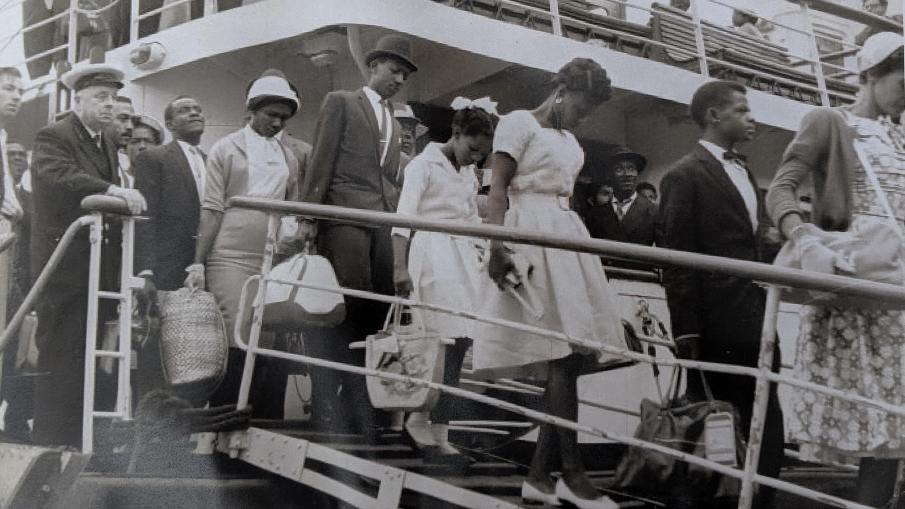 Disembarking the Empire Windrush. 1948. r/TheWayWeWere