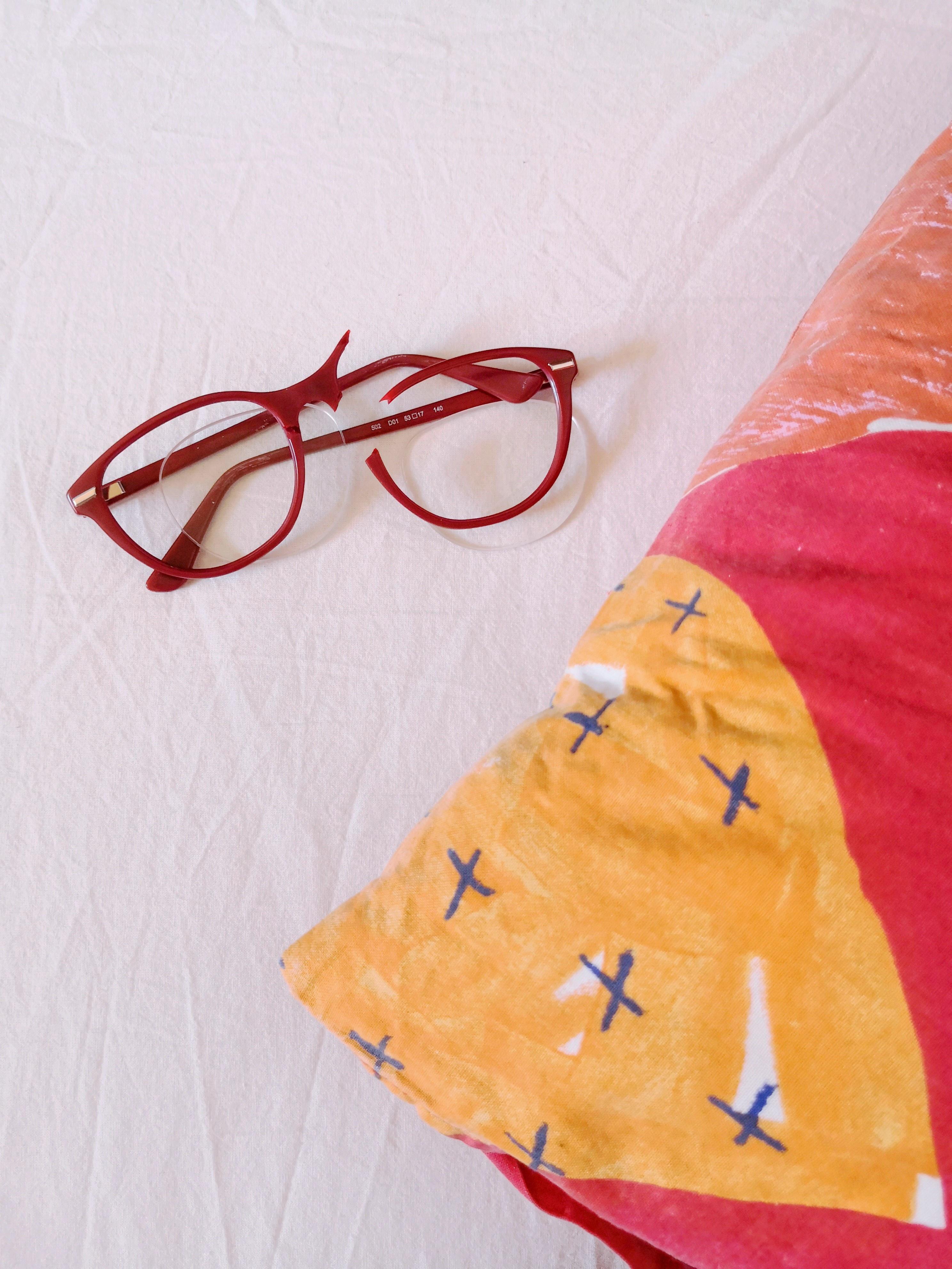 my glasses in bed, cracked them with my elbow 💪 r/Wellthatsucks