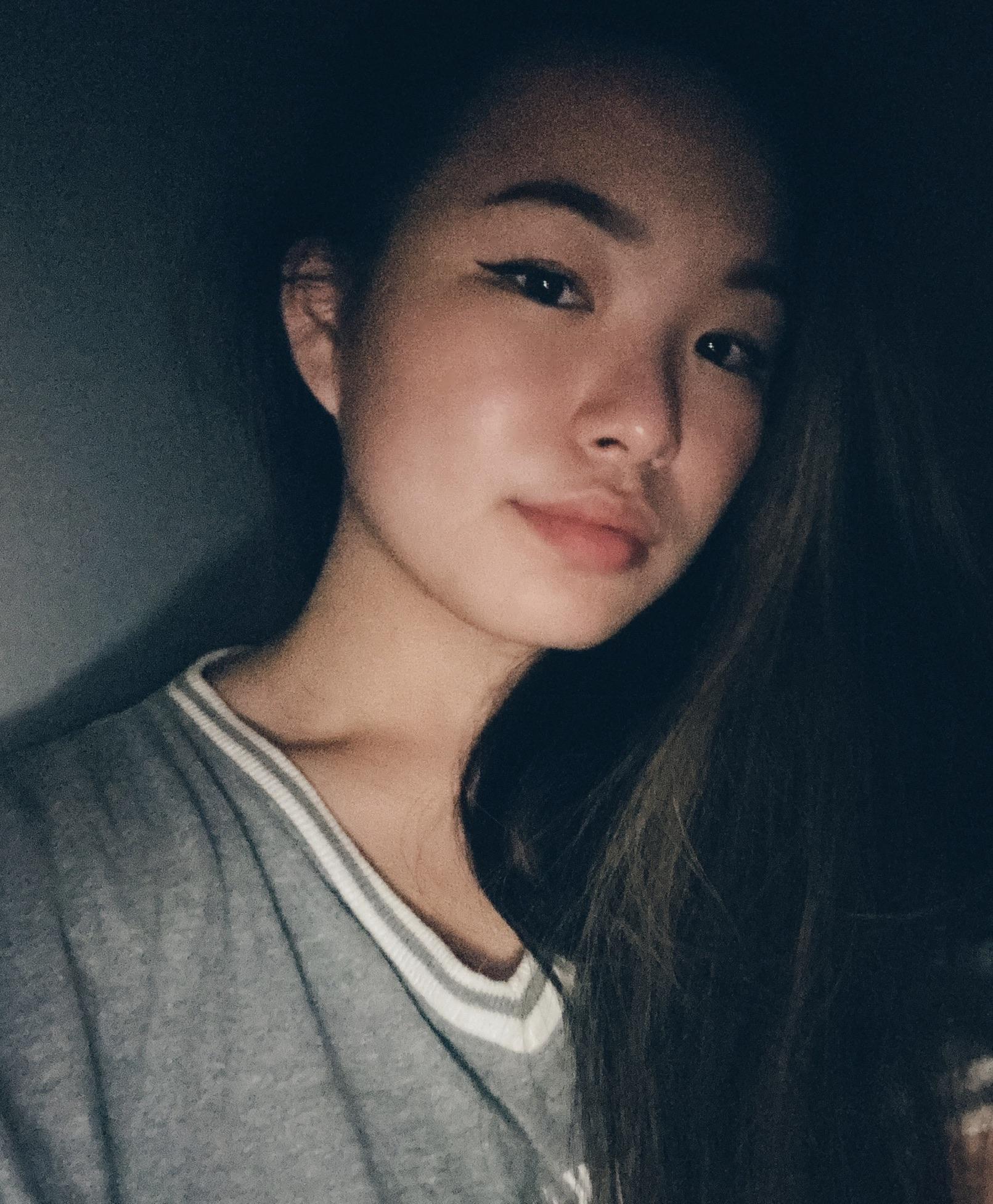 Pro tip use your hair to make your neck look good r/selfie