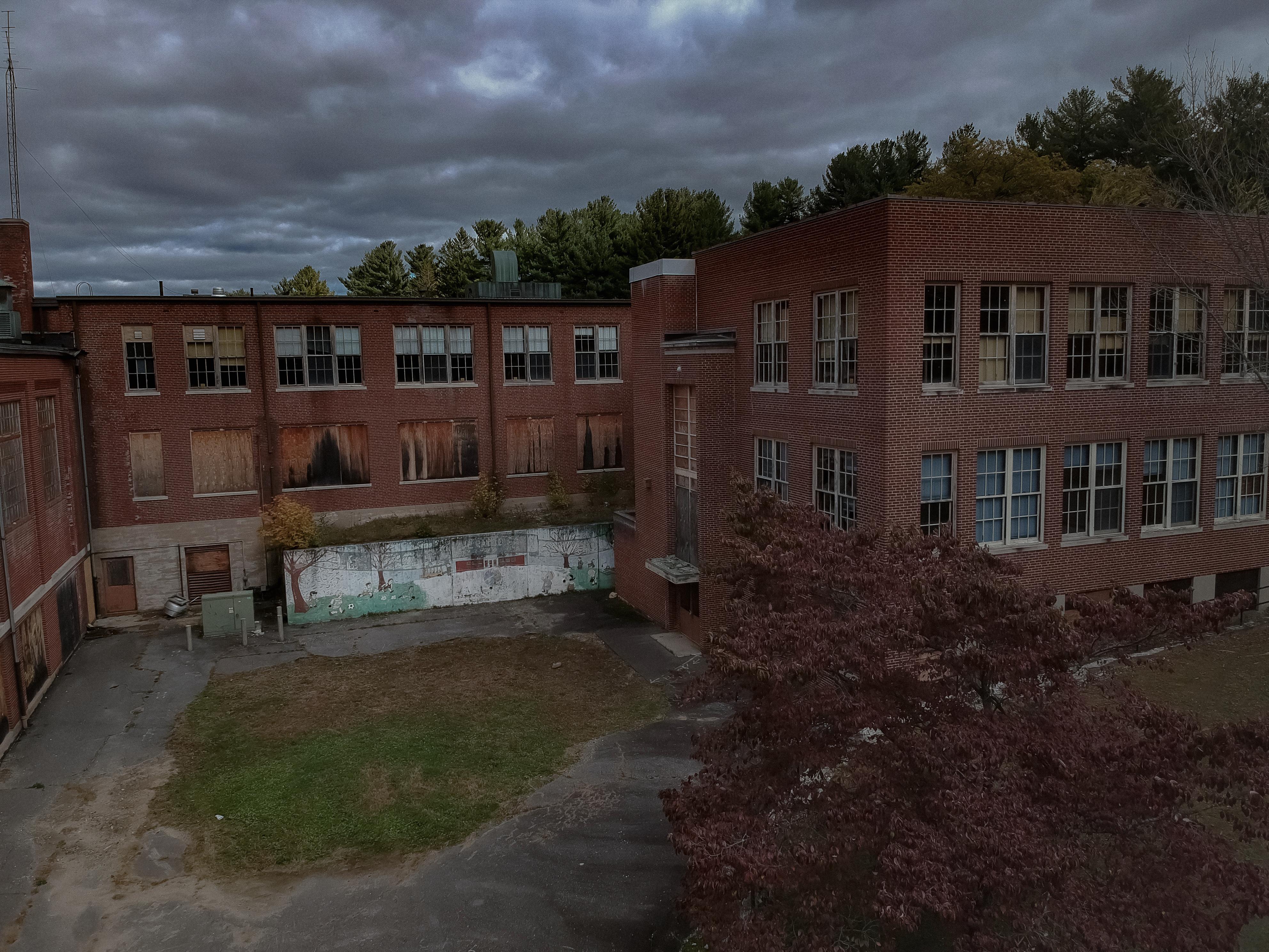 [OC] Abandoned Earl M. Witt School in Stafford, Connecticut [3968 ×