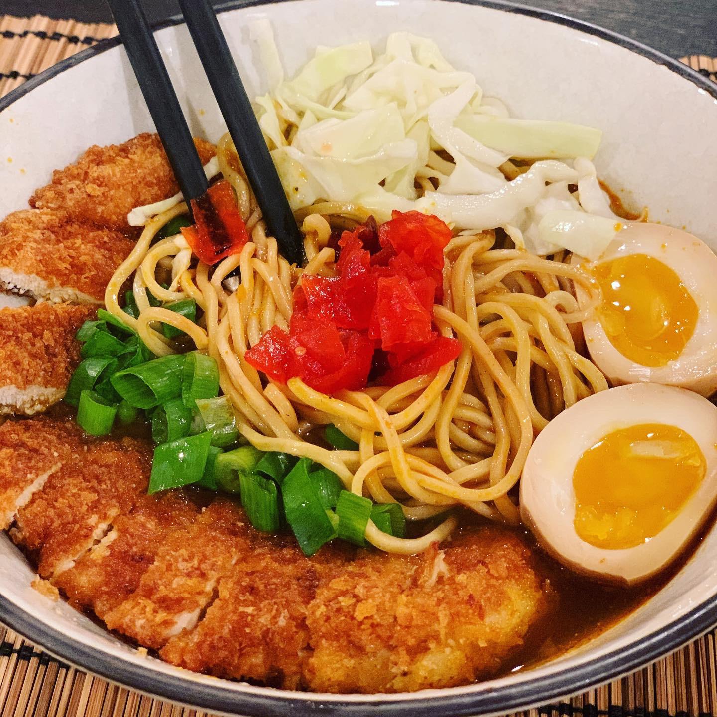 Home made Curry Ramen, now with thick noods and pickled radish r/ramen