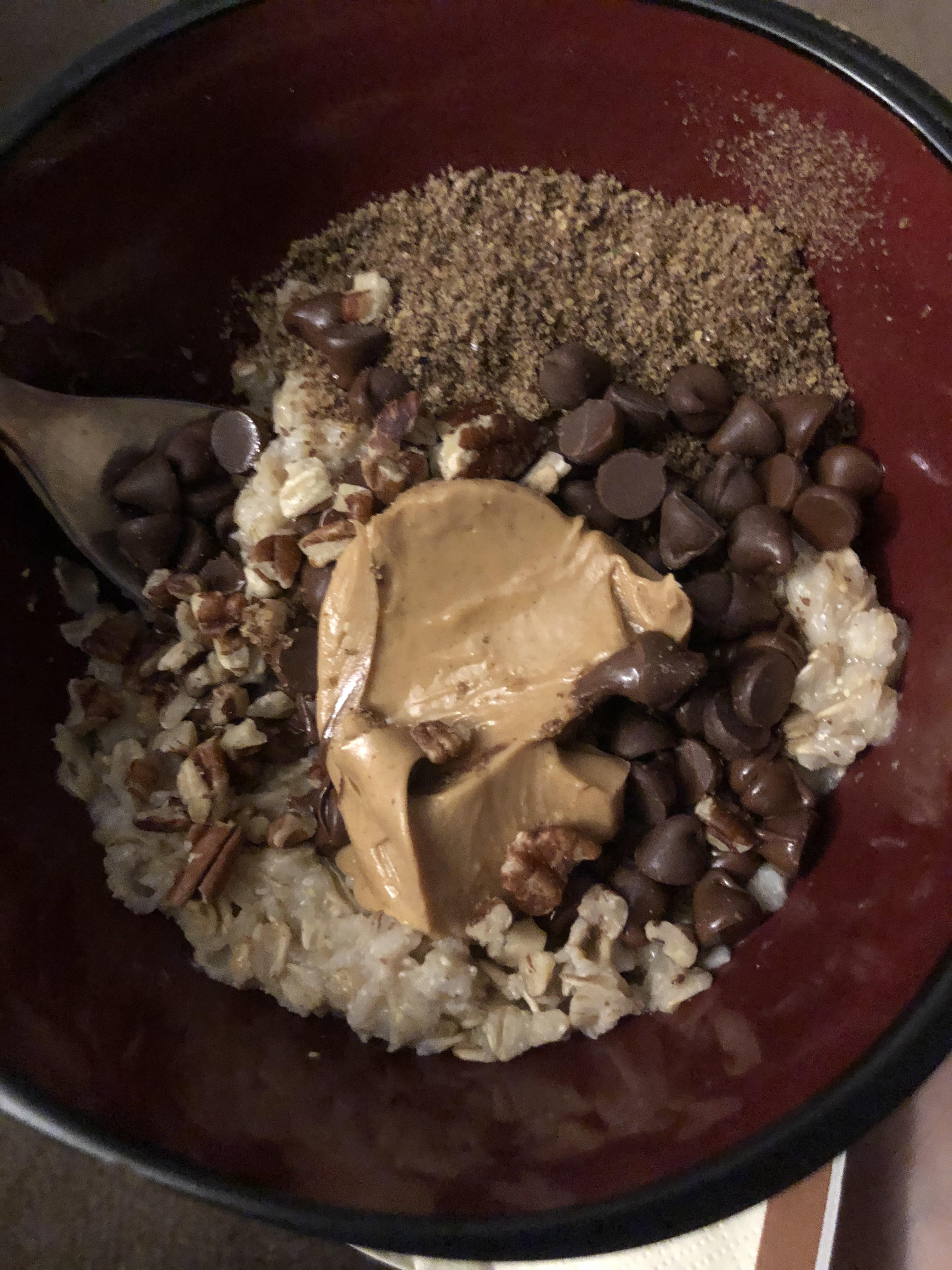 Midnight breastfeeding snack of champions. Oatmeal with peanut butter