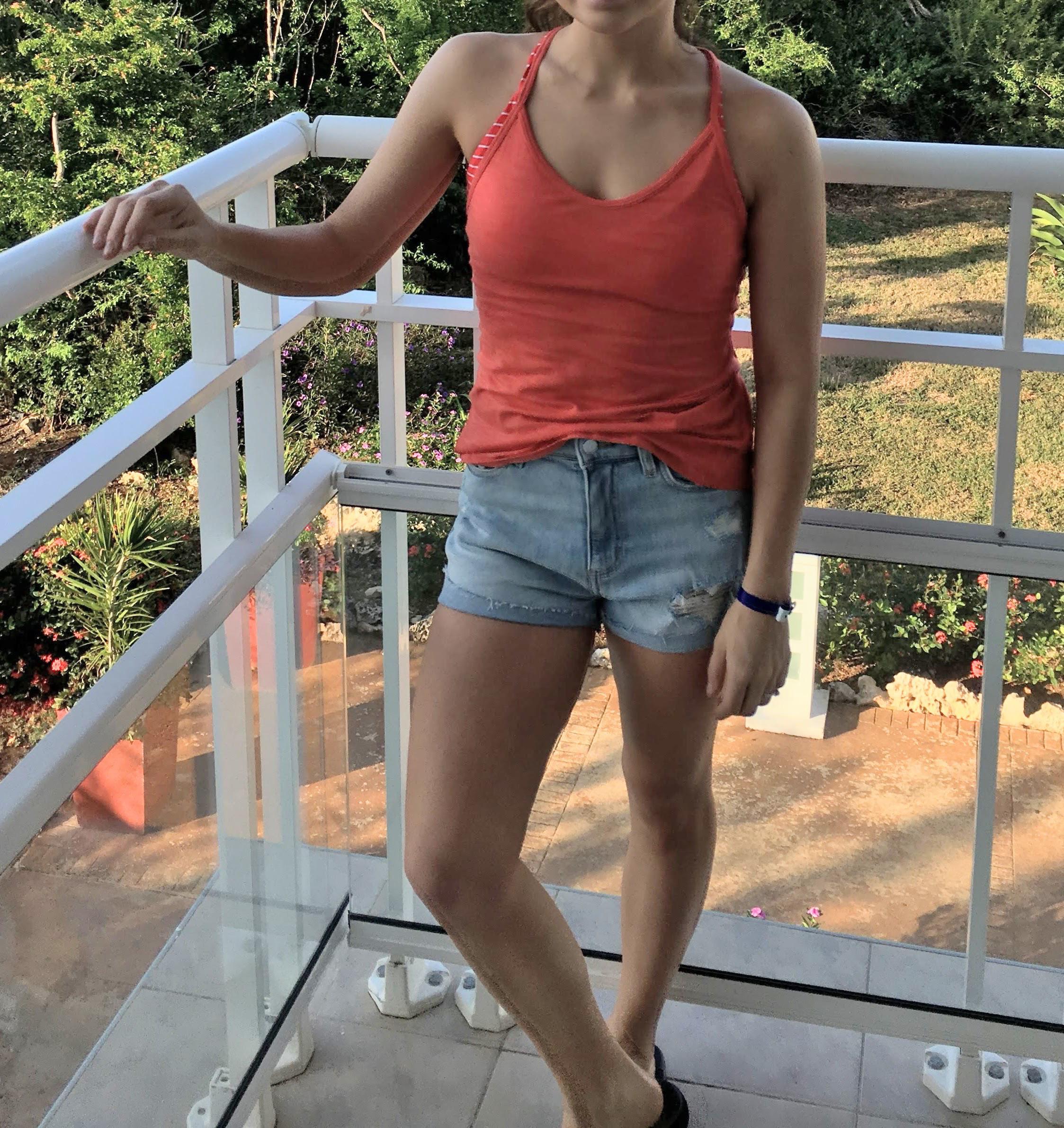 Help!! ) Im so confused. I’m 5’2, broad shoulders, no hips whatsoever