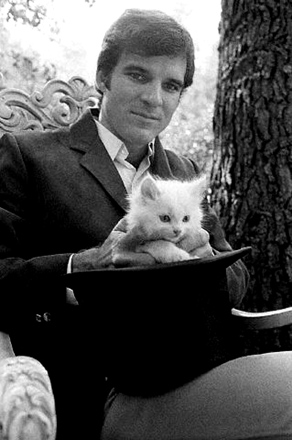 Steve Martin with a cat in a hat in 1976 r/OldSchoolCool