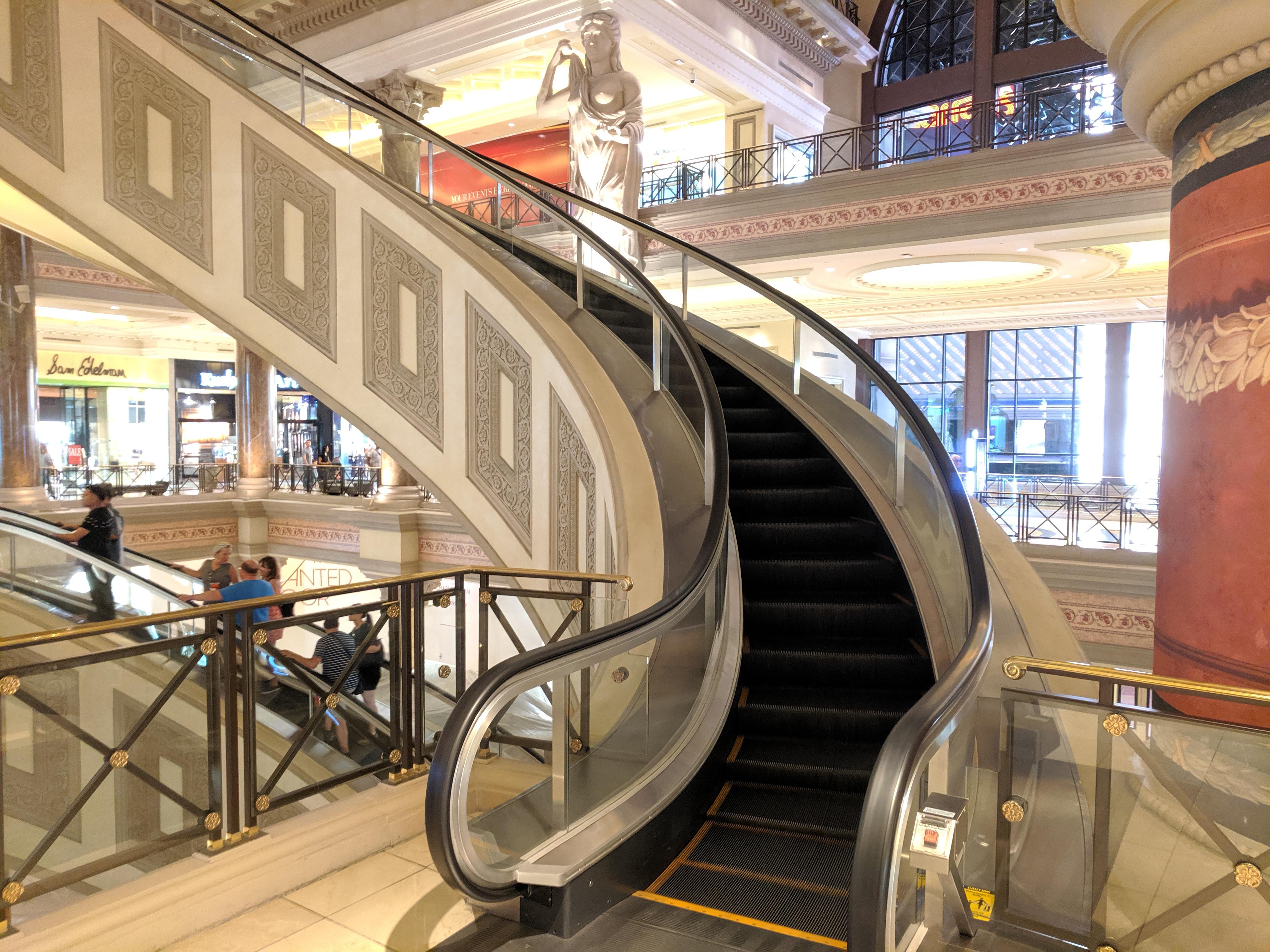 Curved Escalator Ceasars Palace, Las Vegas, NV r/mildlyinteresting