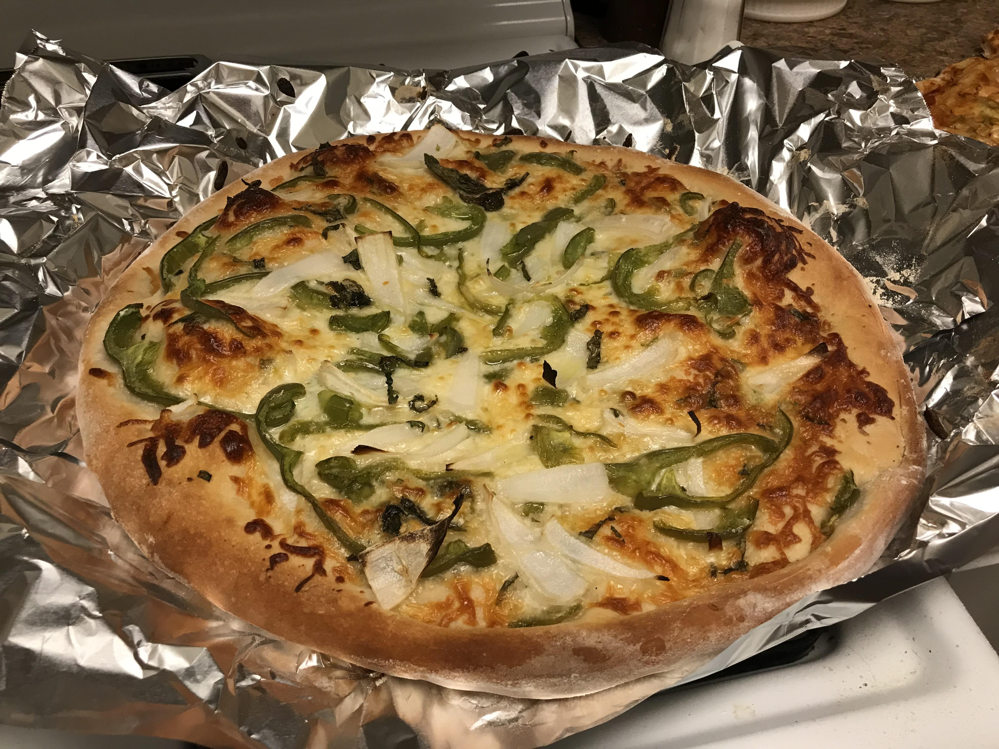 [Homemade] Pizza with olive oil and garlic sauce, green peppers and