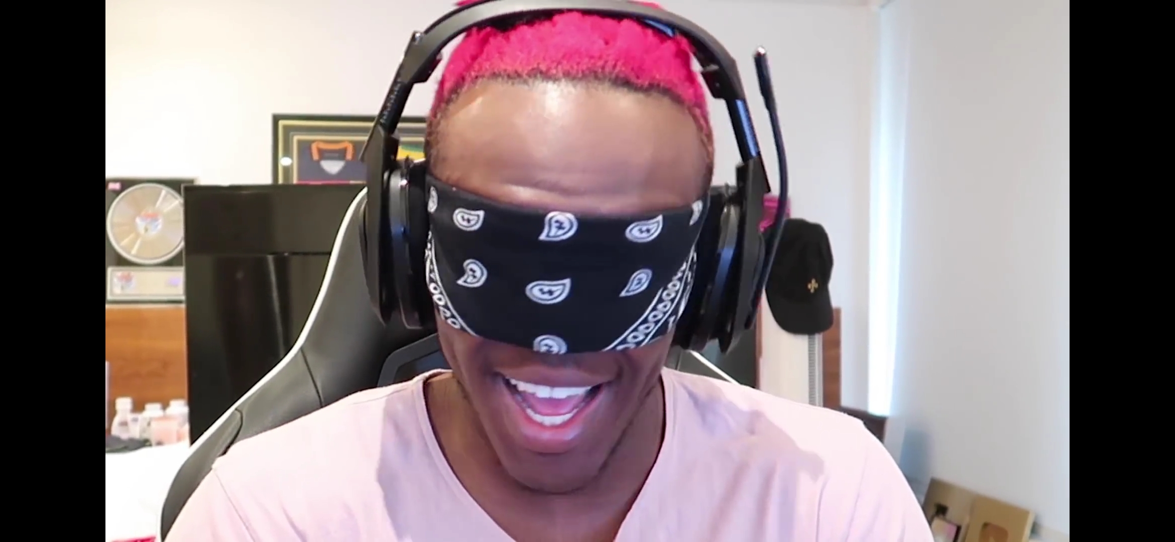 This literally reminds me of the Alien from Alien VS Predator. r/ksi