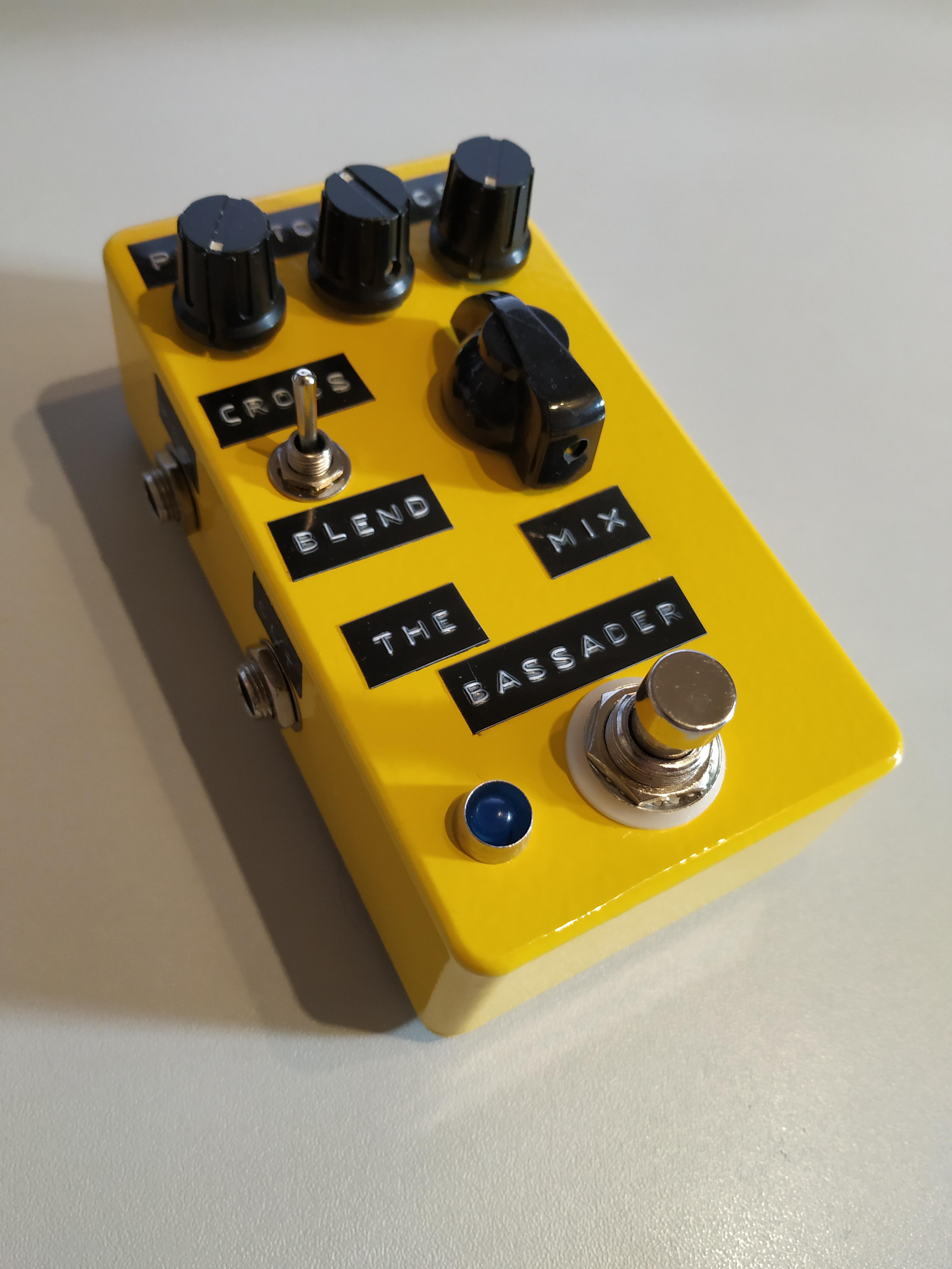 I present The Bassader, a blend/crossover pedal to mix clean bass back