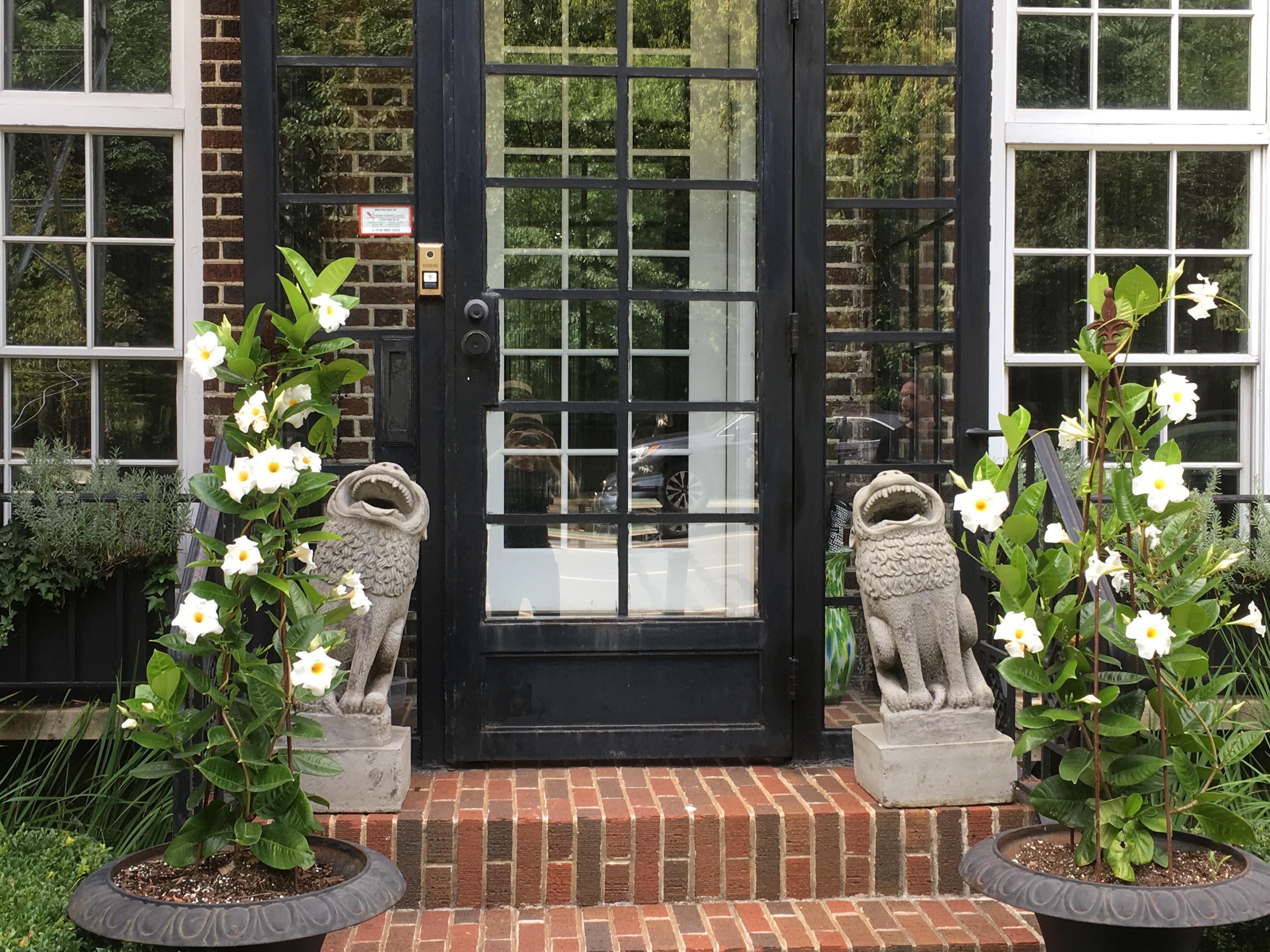 These howling porch lions. r/mildlyinteresting