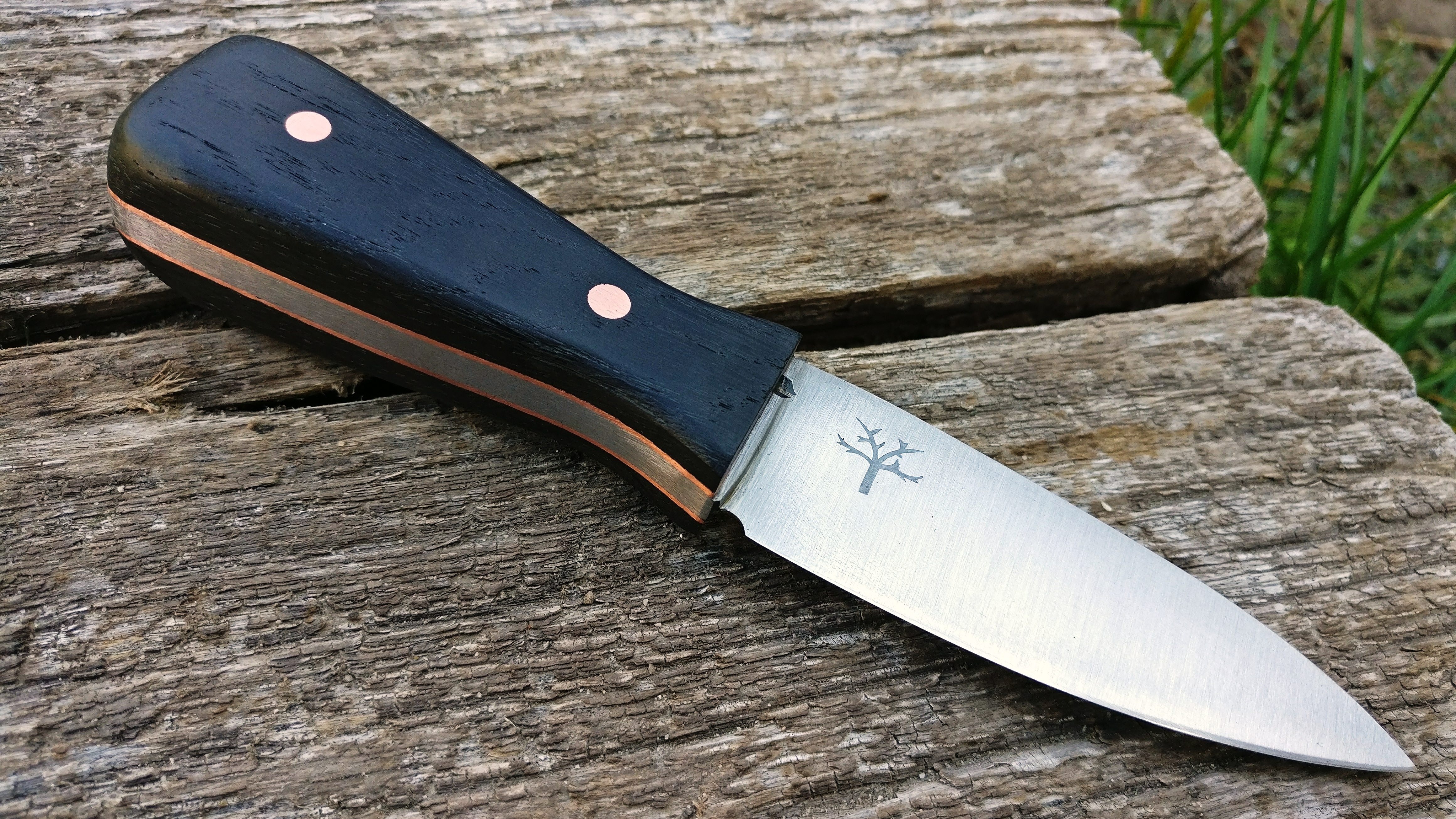 Made myself a little knife in 1095 with copper & bog oak. r/knives