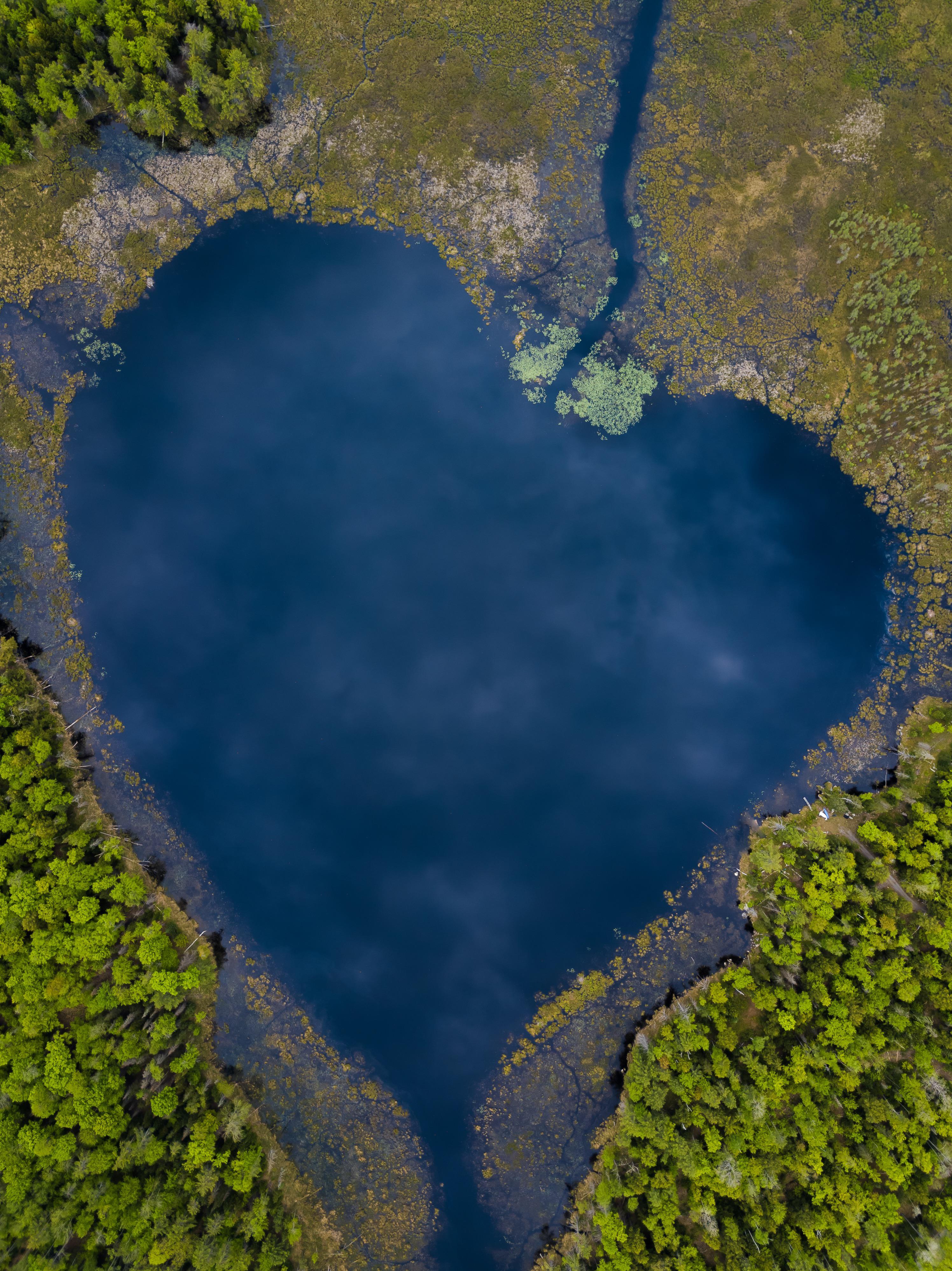 A heart shaped lake in the Adirondack Mountains of Upstate New York. [3200×2850] Wallpaperable
