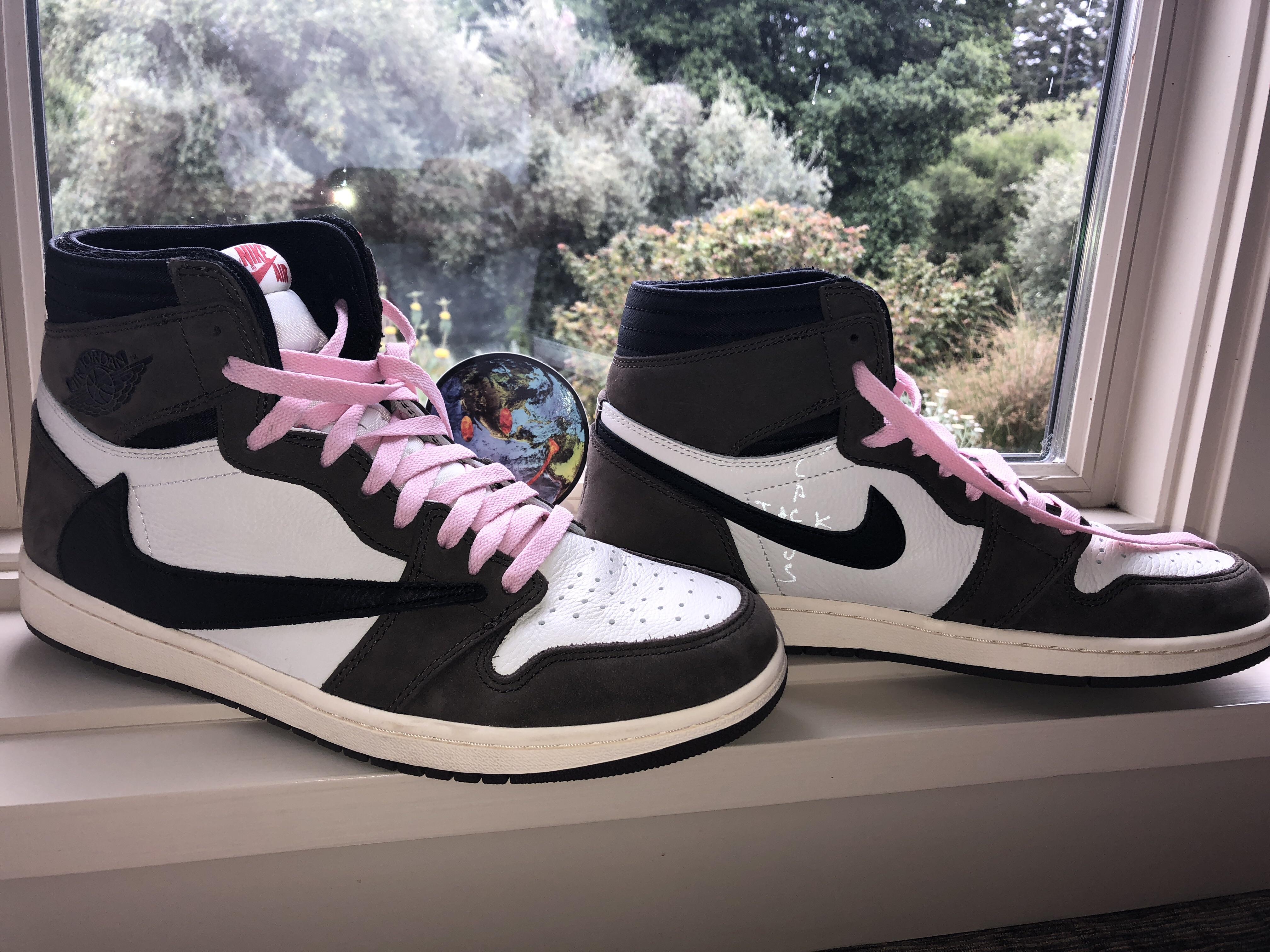 The pink laces are a must r/Sneakers