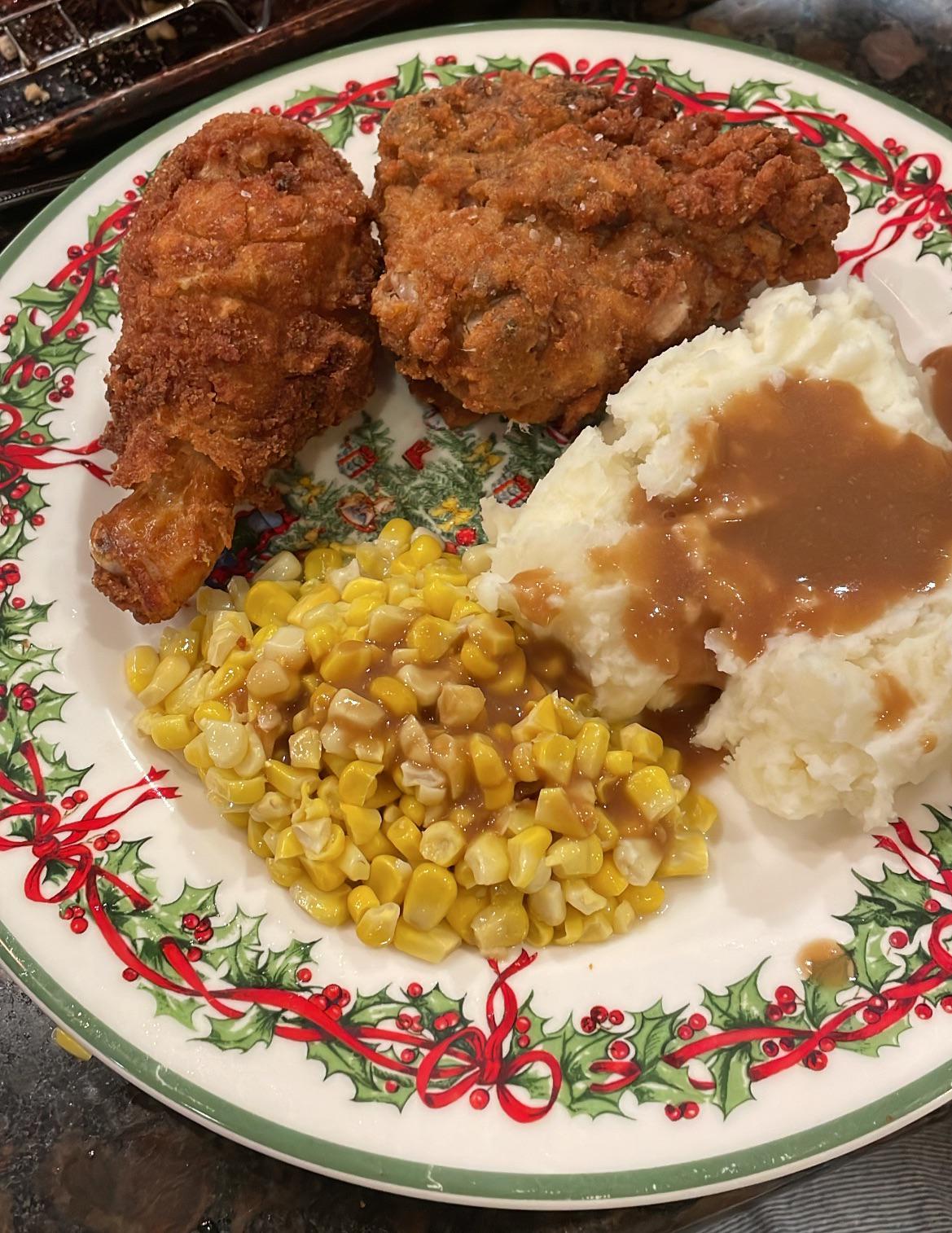 [homemade] Fried chicken, mashed potatoes, gravy, and corn. r/food