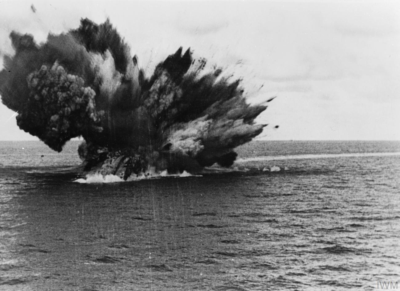 HMS Barham blows up, Mediterranean, 25 Nov 1941 [1300 x 984] r