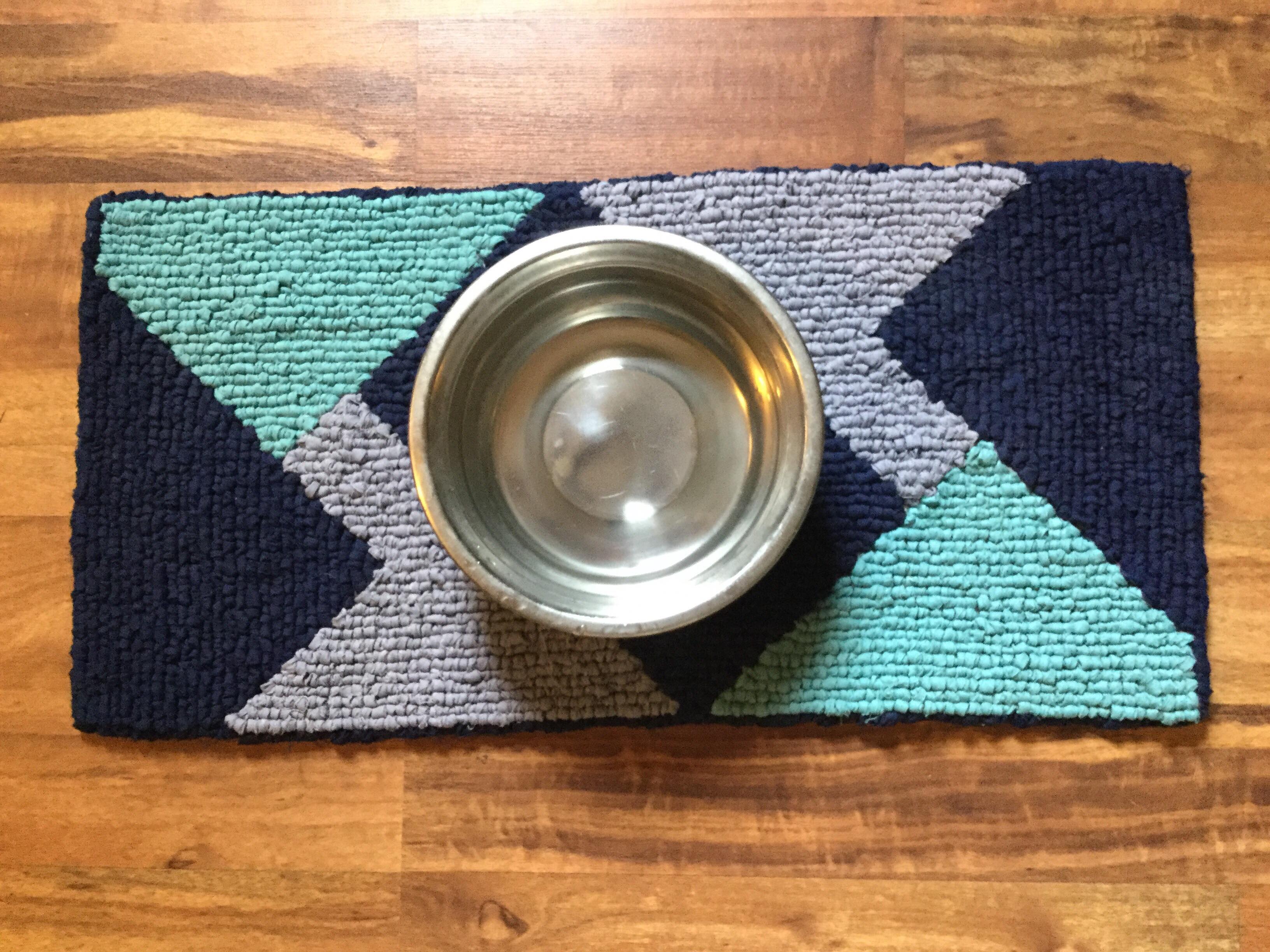 My first locker hooking project! A rug for my dogs water bowl. r/crafts