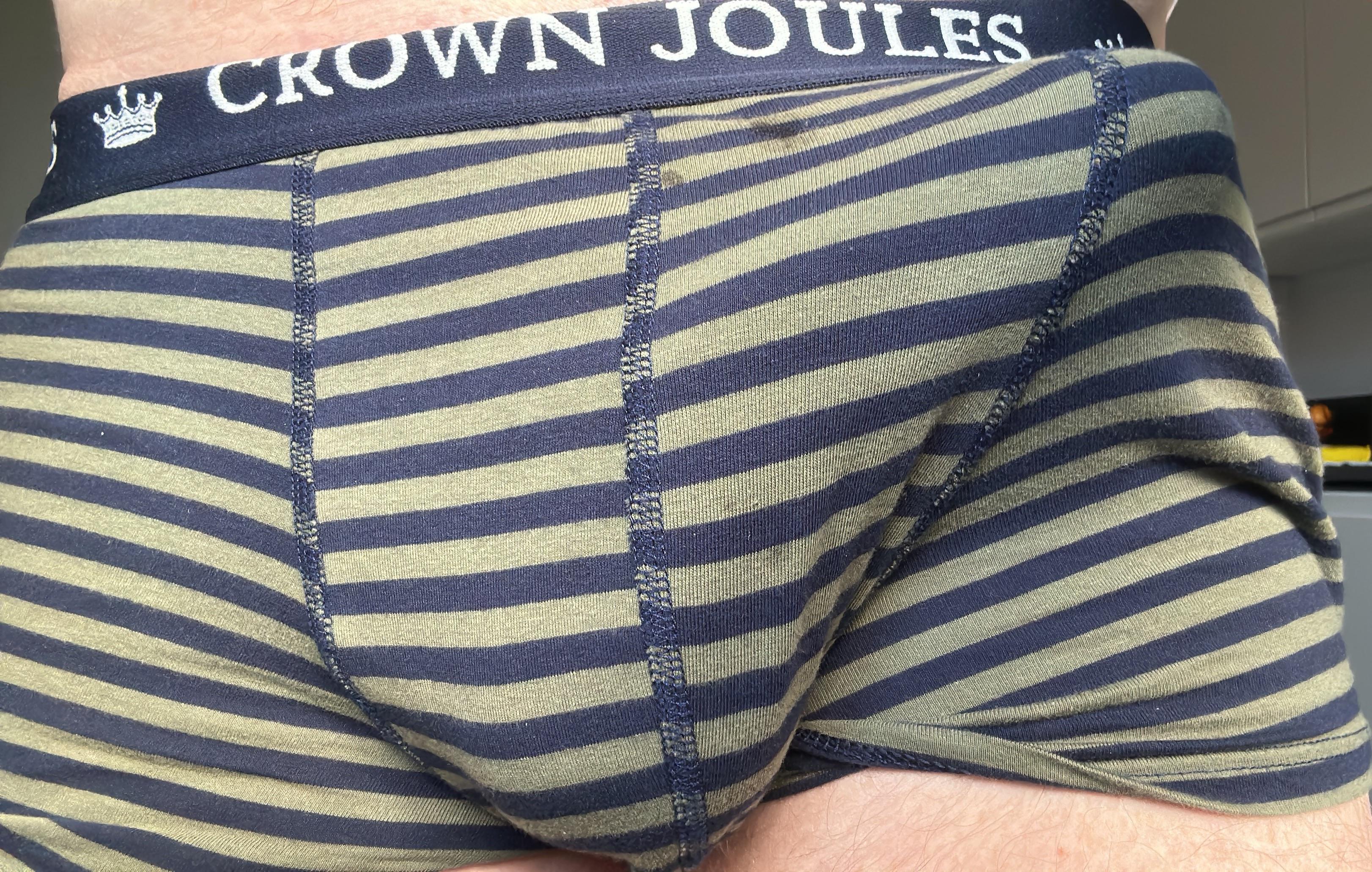 Waiting to be unwrapped. (53) Uk guy. DMs open : dilfonline