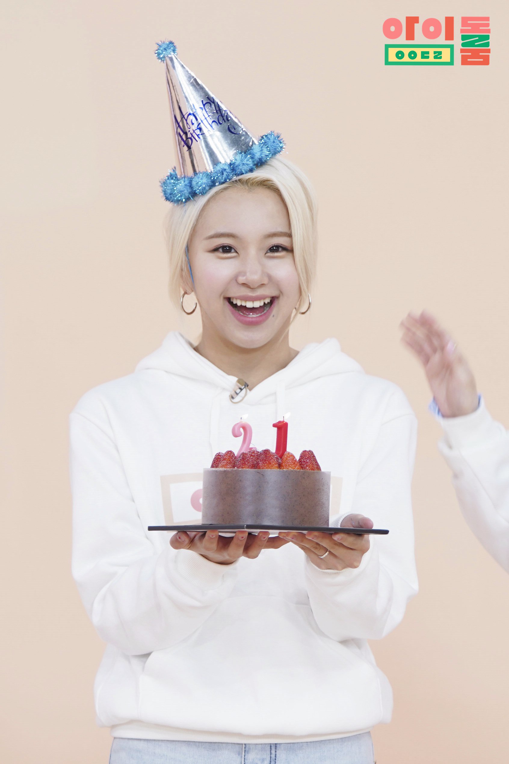 190424 Birthday Girl Chaeyoung with a strawberry cake r/twice