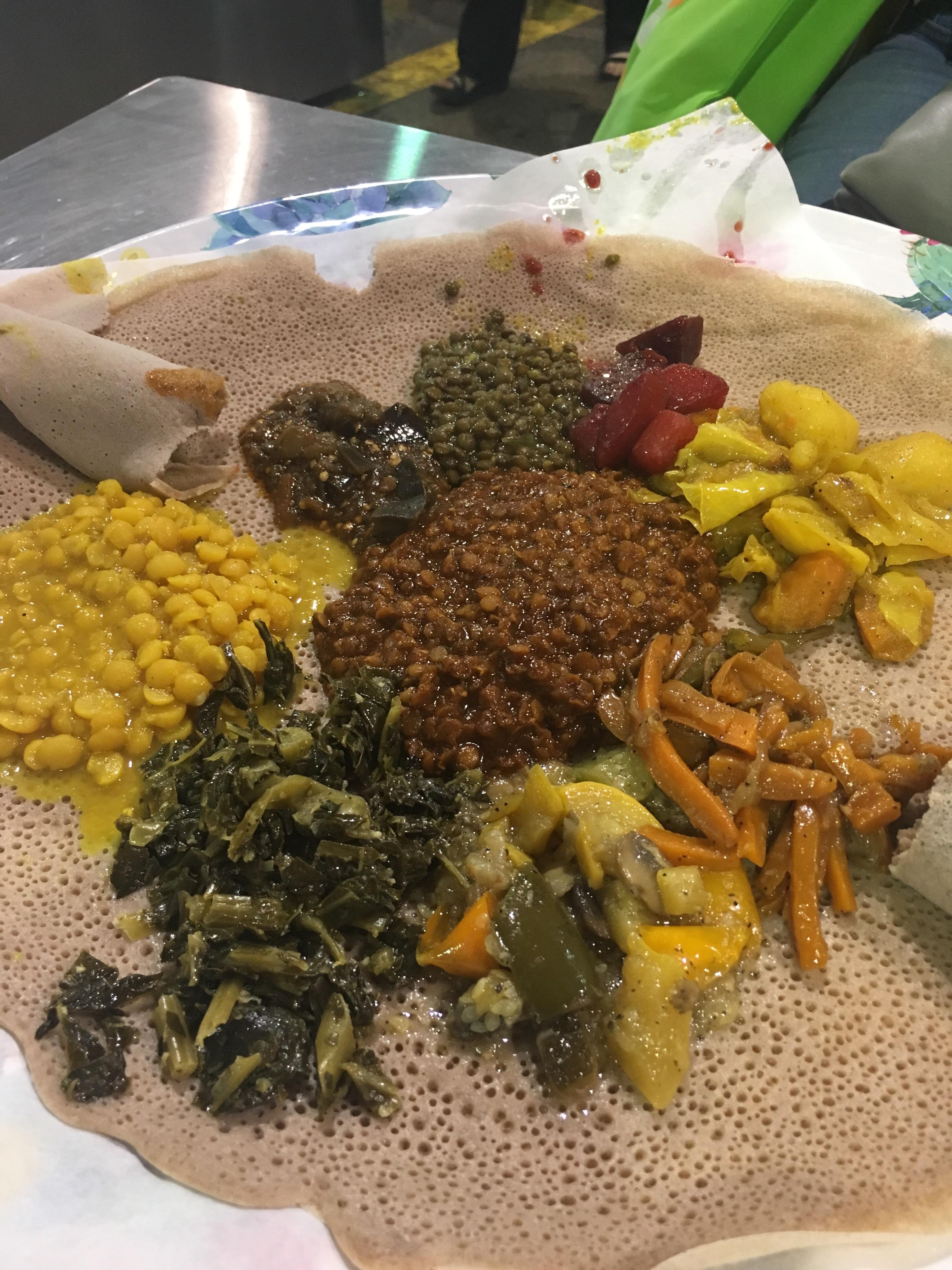 [I ate] Ethiopian Injera platter with vegetables and legumes r/food