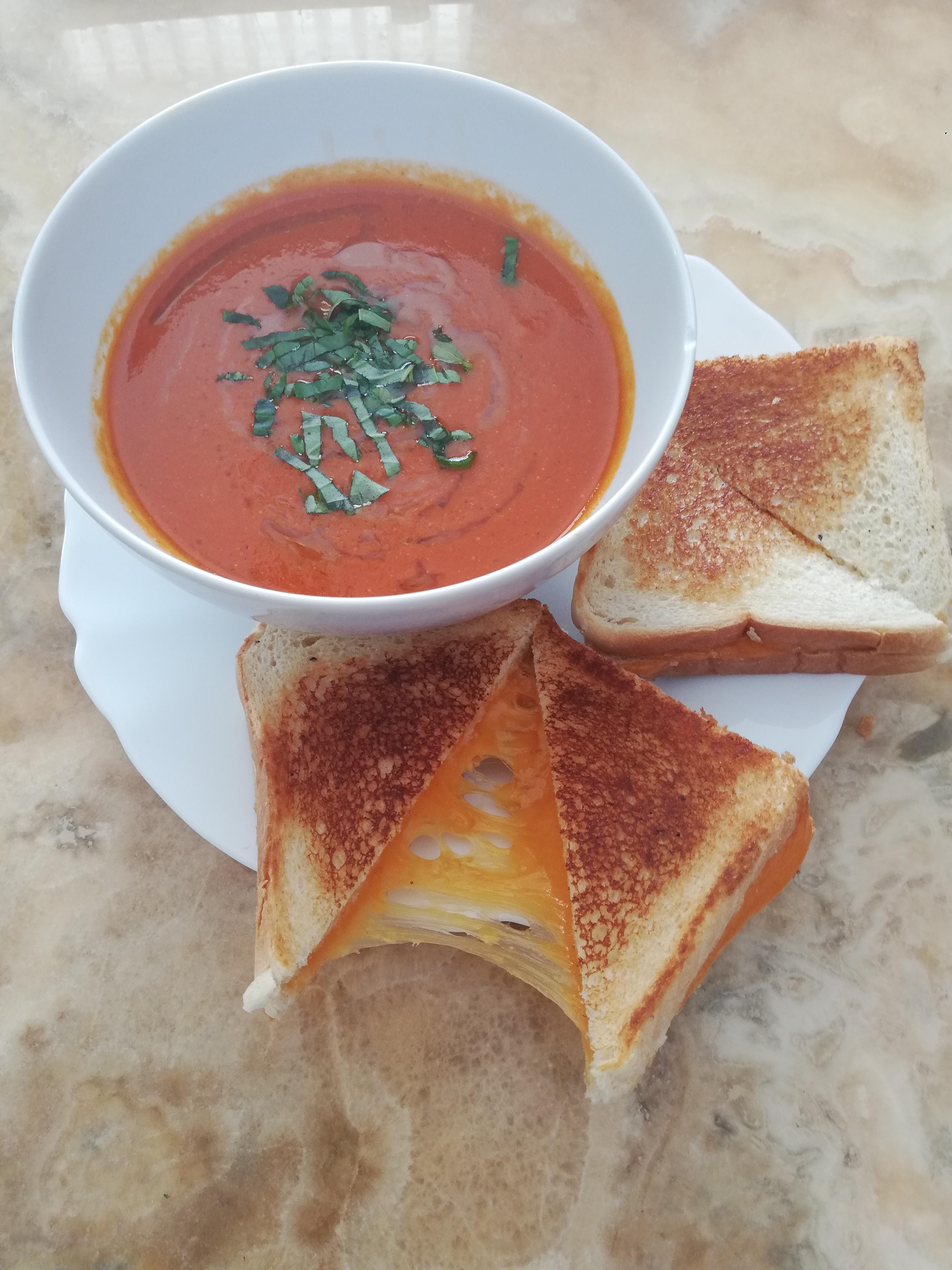 [Homemade] Creamy Tomato Soup with Cheddar Grilled Cheese Sandwiches