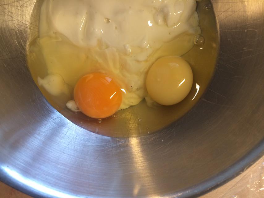 This super pale yellow yolk I got today. r/mildlyinteresting