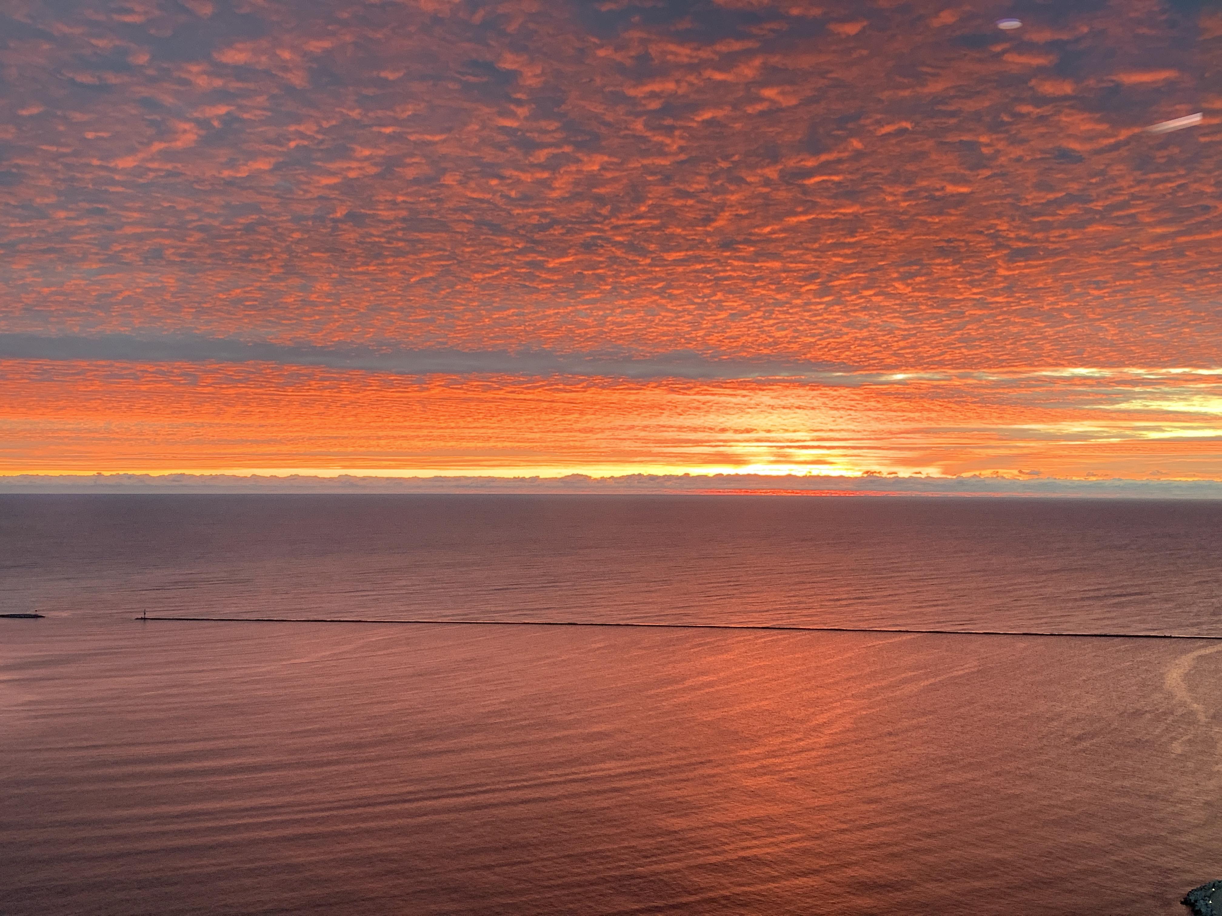 Sunrise over Lake Michigan in Milwaukee, WI [OC 4032x3024] r/SkyPorn