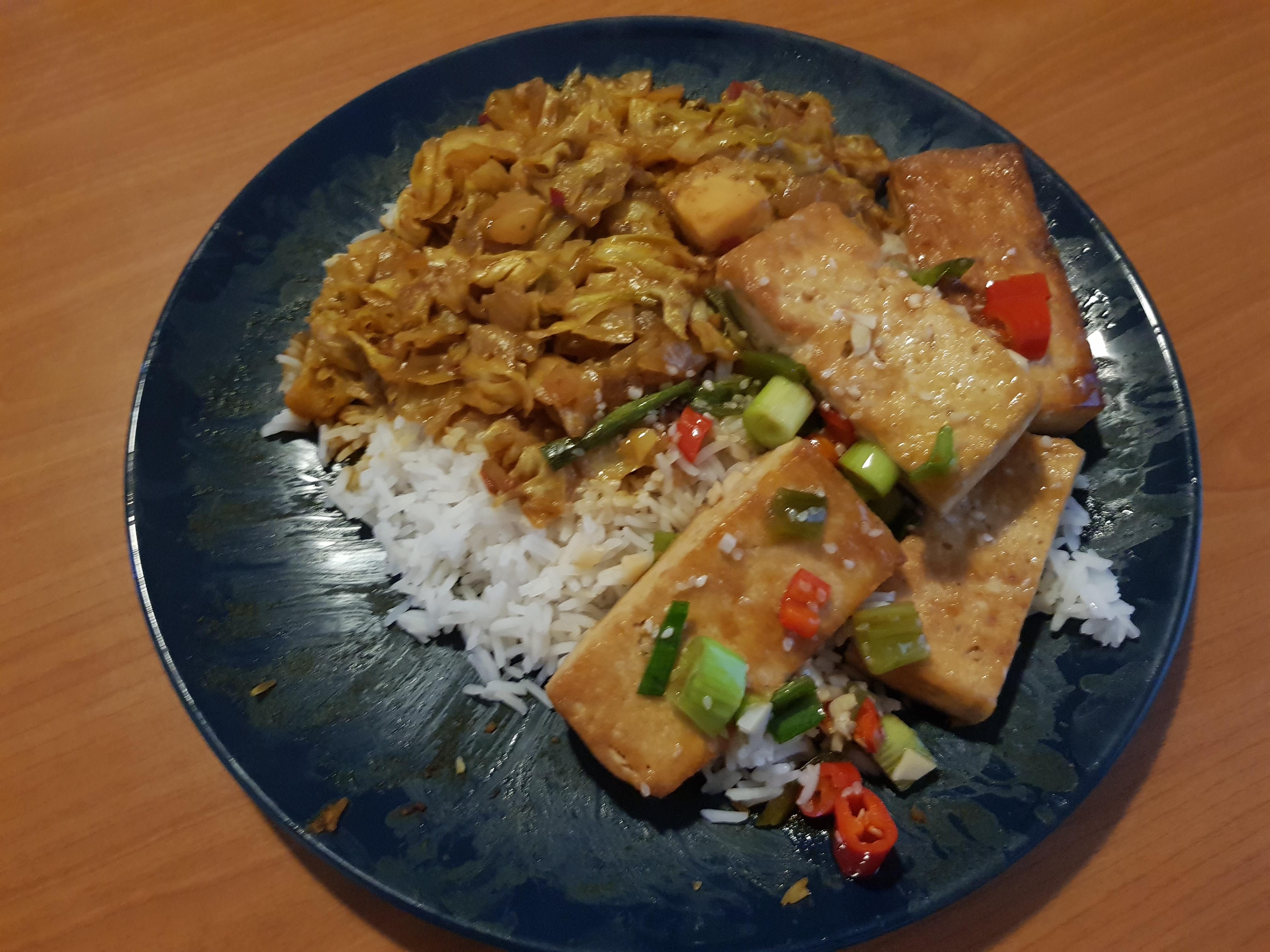 Cabbage in peanut sauce with spicy korean tofu r/vegan