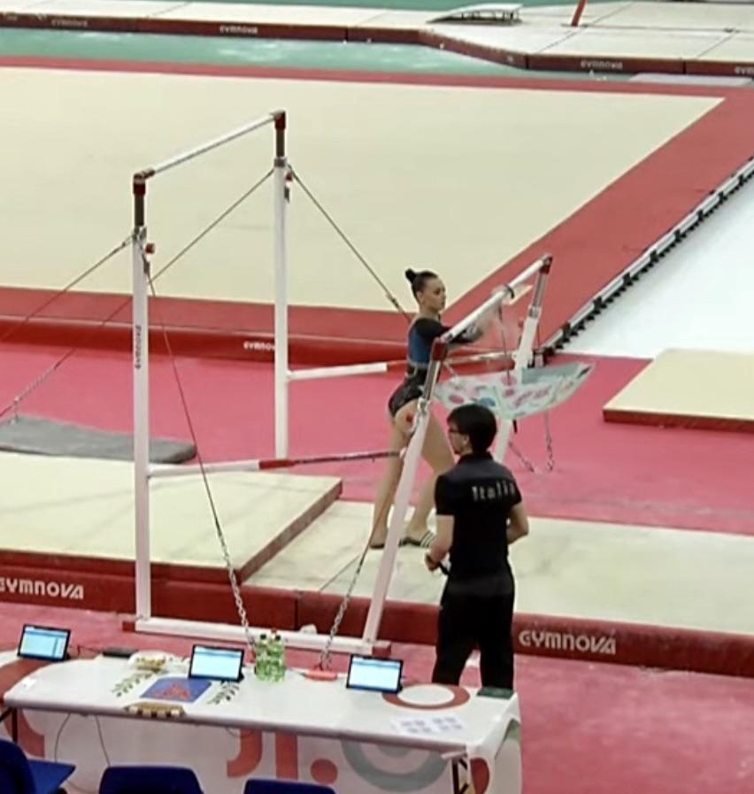 I salute this ingenious solution to contain the chalk. r/Gymnastics