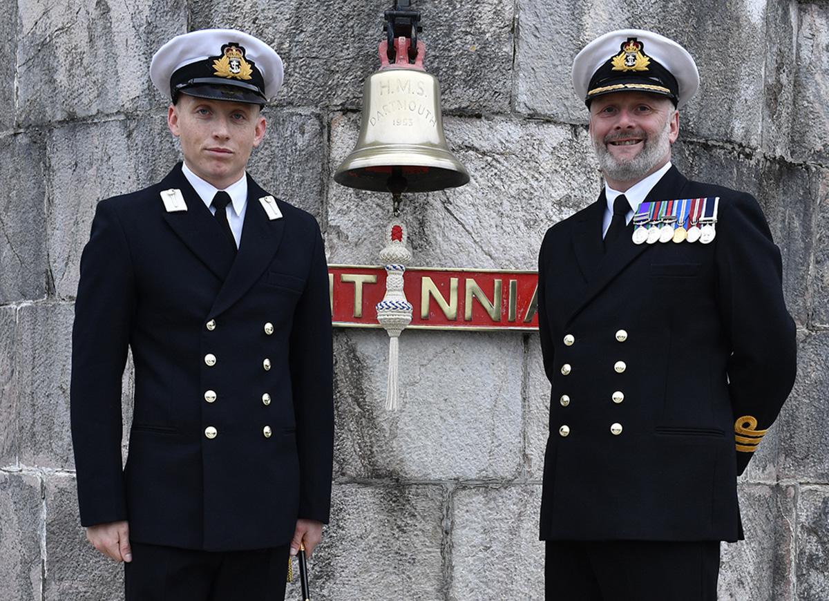 Midshipman (OF1) and Commander (OF4?) Royal Navy r/uniformporn