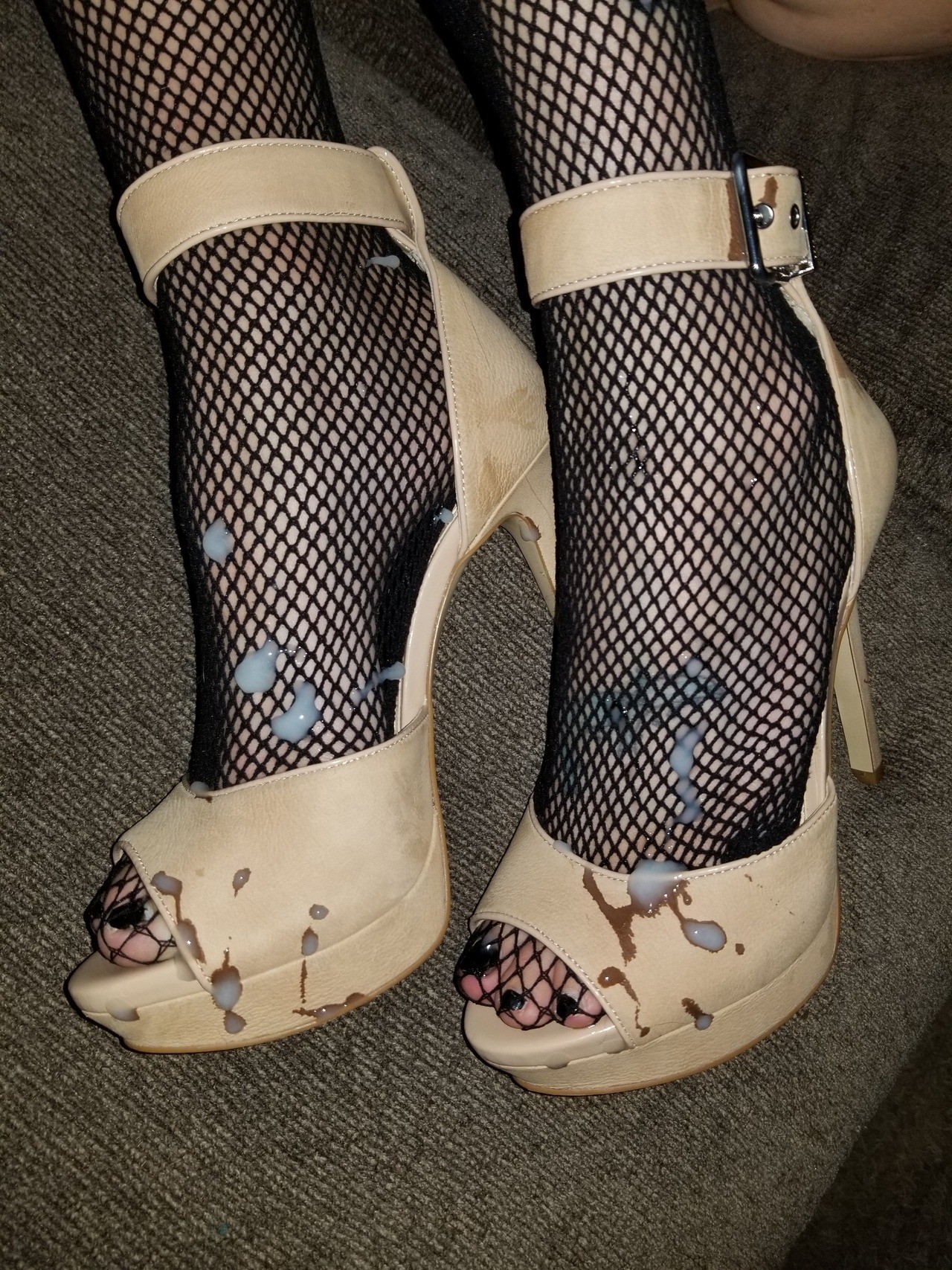 A large amount of cum beautifully stained my new sand heels : Cumonshoes
