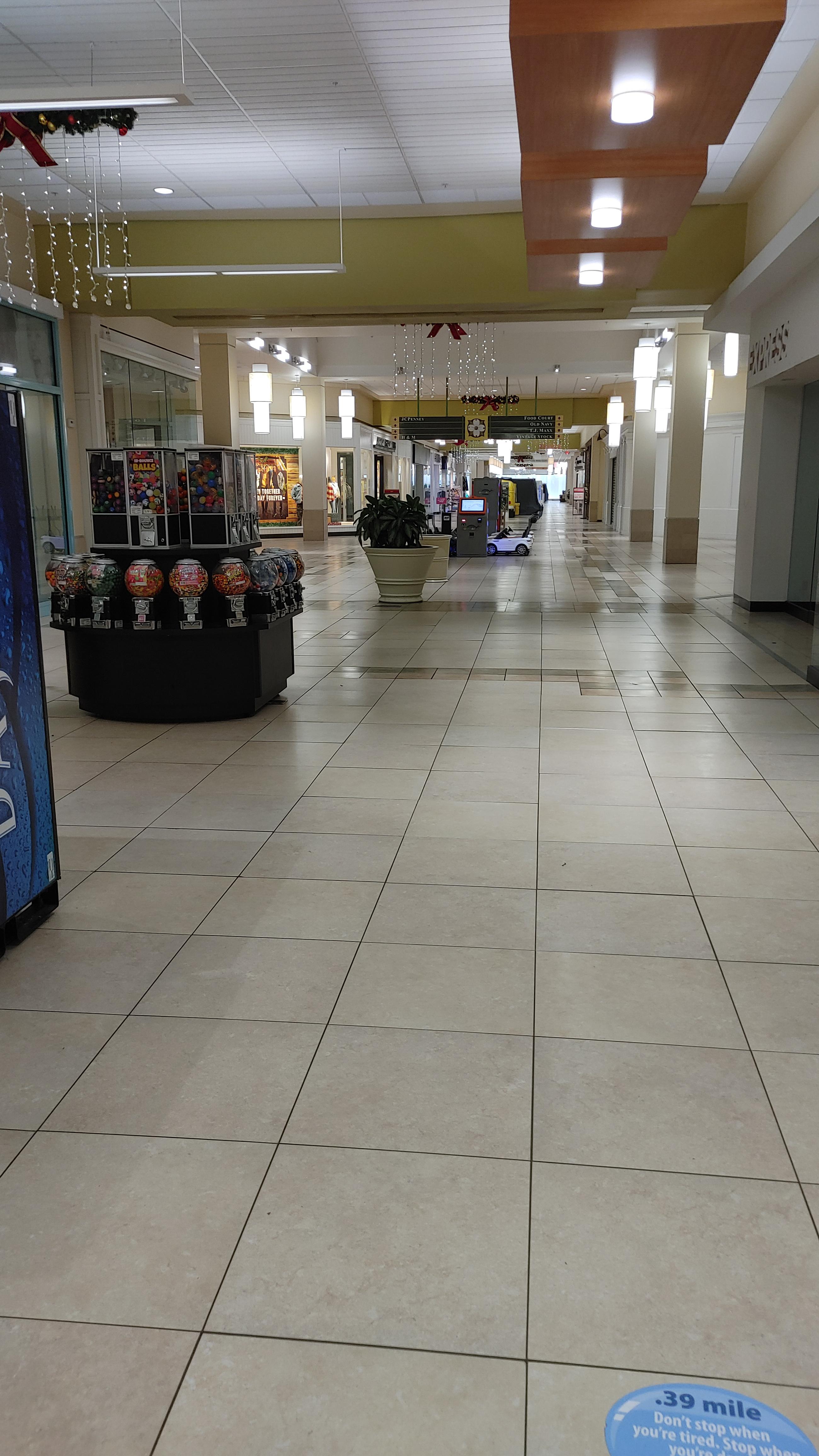 A Friday night at Northpark Mall in Joplin, Missouri r/deadmalls